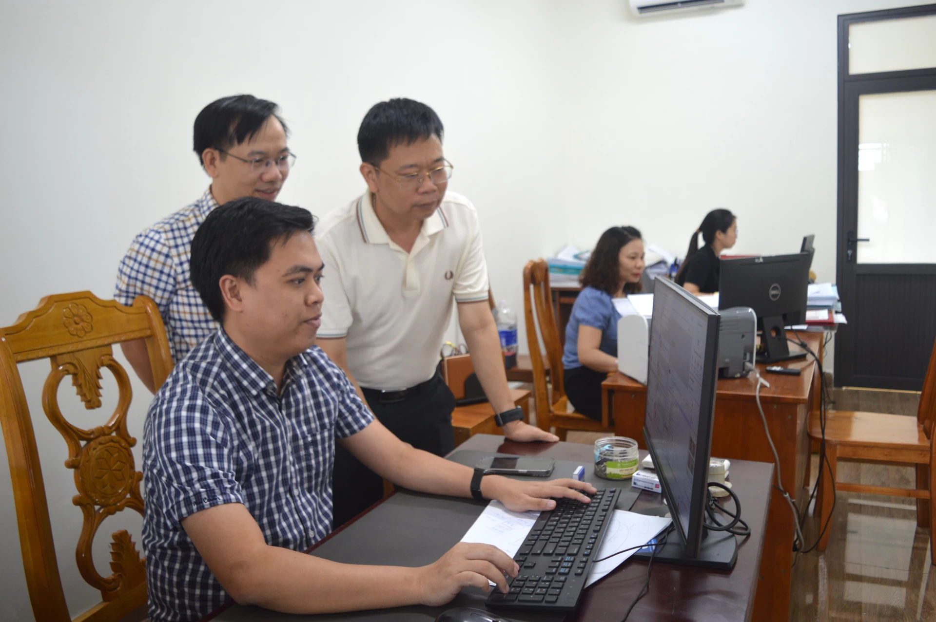 Cán bộ Văn phòng Đăng ký đất đai tỉnh tập trung rà soát, phân loại dữ liệu về đất đai -Ảnh: M.L