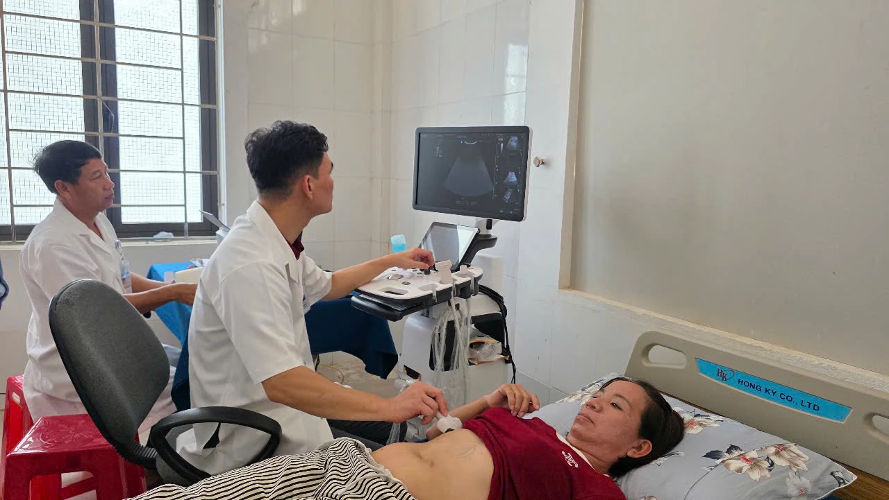 Người dân đặc khu Cồn Cỏ được khám, tư vấn sức khở và cấp phát thuốc miễn phí - Ảnh: Đ.V