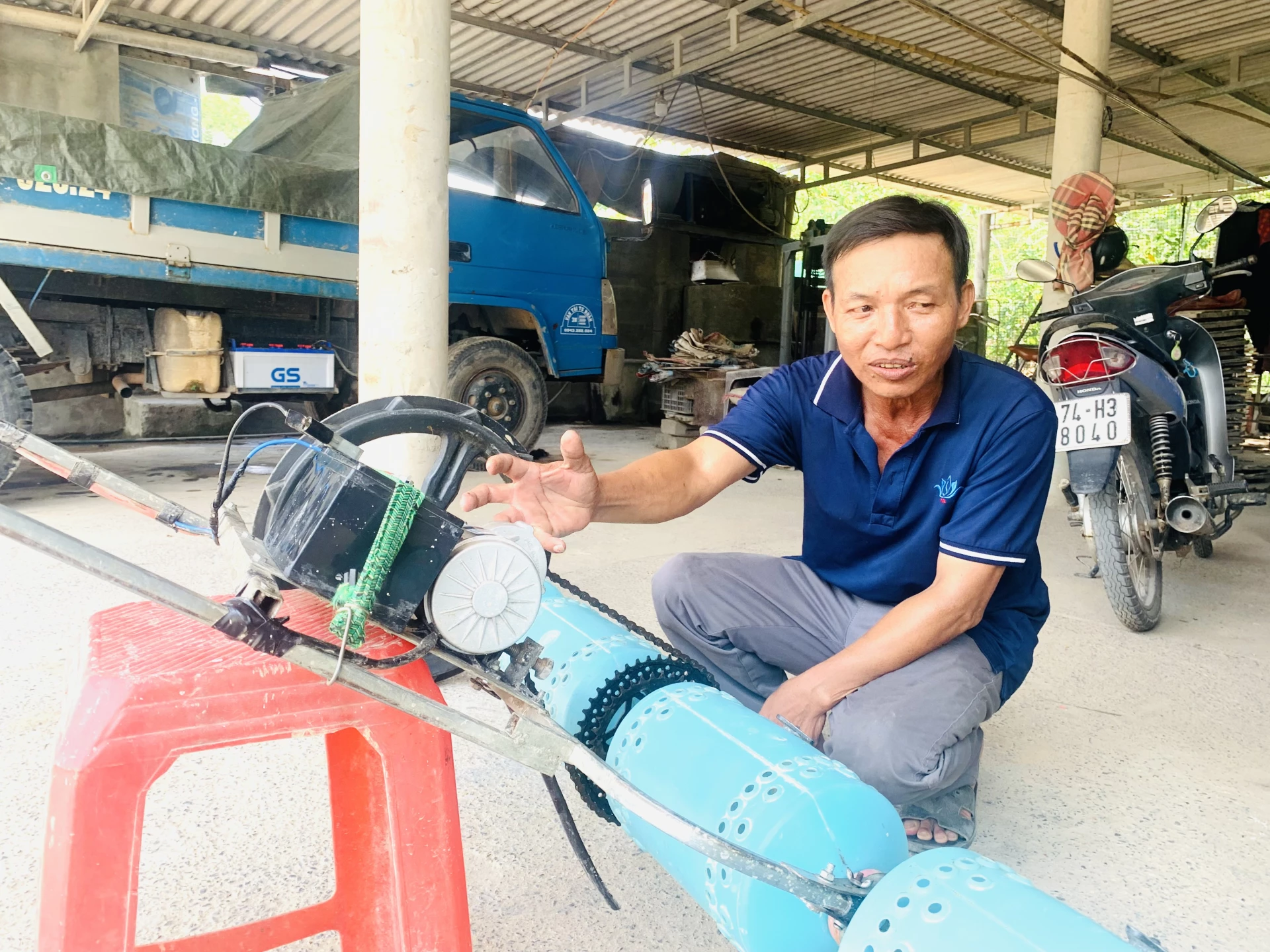 Anh Hồ Thắngở khu phố 5, phường Nam Đông Hà giới thiệu về chiếc máy sạ hàng đã được cải tiến - Ảnh: Đ.V