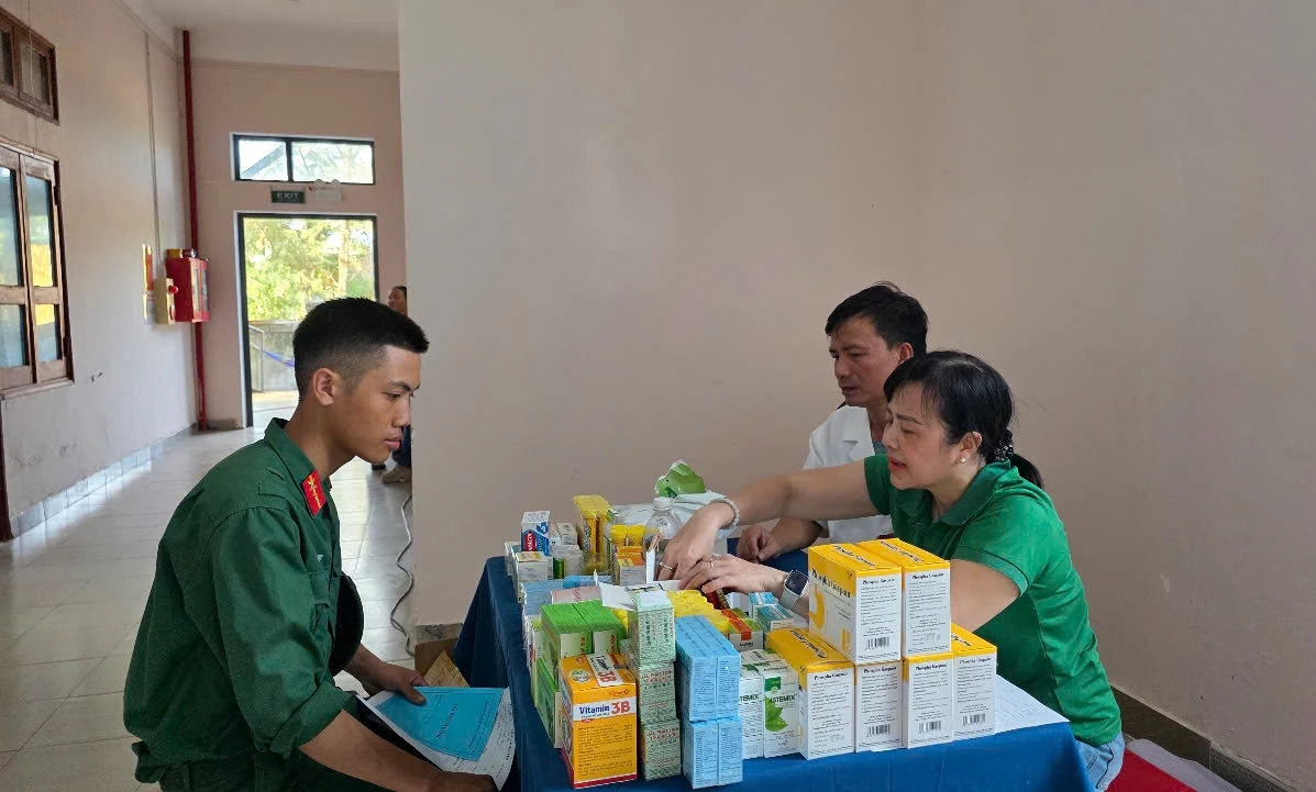 Chiến sĩ bộ đội được khám, tư vấn sức khỏe - Ảnh: Đ.V