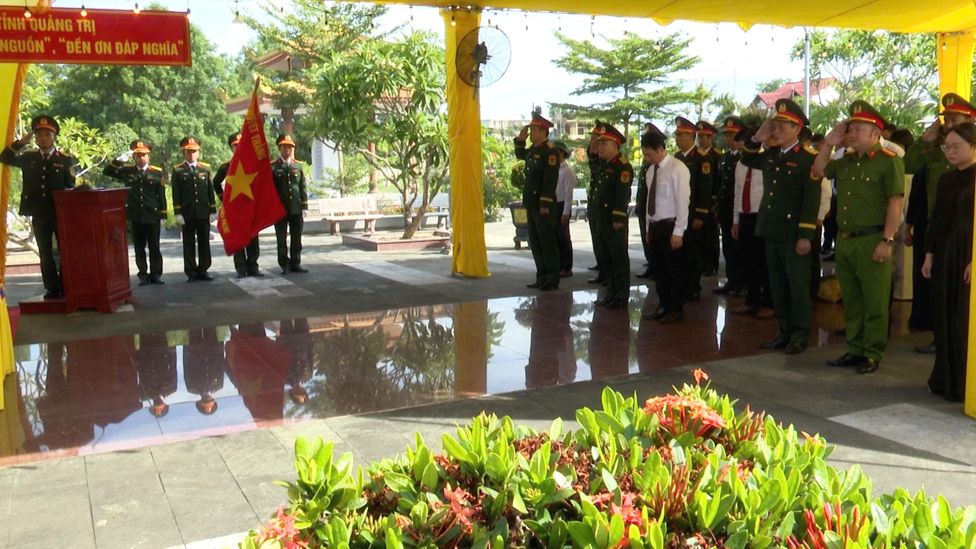 Các đại biểu kính cẩn nghiêng mình tưởng nhớ, tri ân liệt sĩ - Ảnh: Đ.V