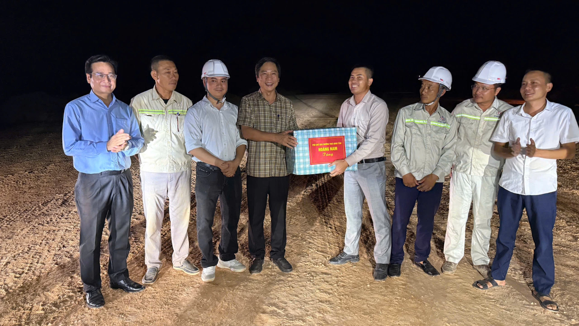 Trao tặng quà đơn vị thi công Quốc lộ 15D đi qua địa bàn xã Diên Sanh - Ảnh: Đ.V