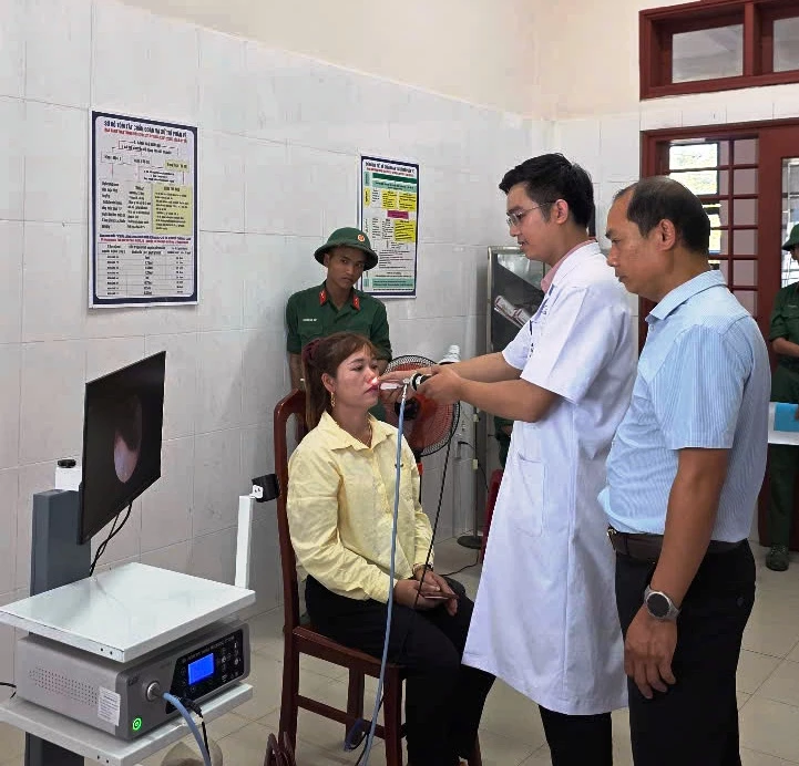 Người dân đặc khu Cồn Cỏ được khám, tư vấn sức khở và cấp phát thuốc miễn phí - Ảnh: Đ.V