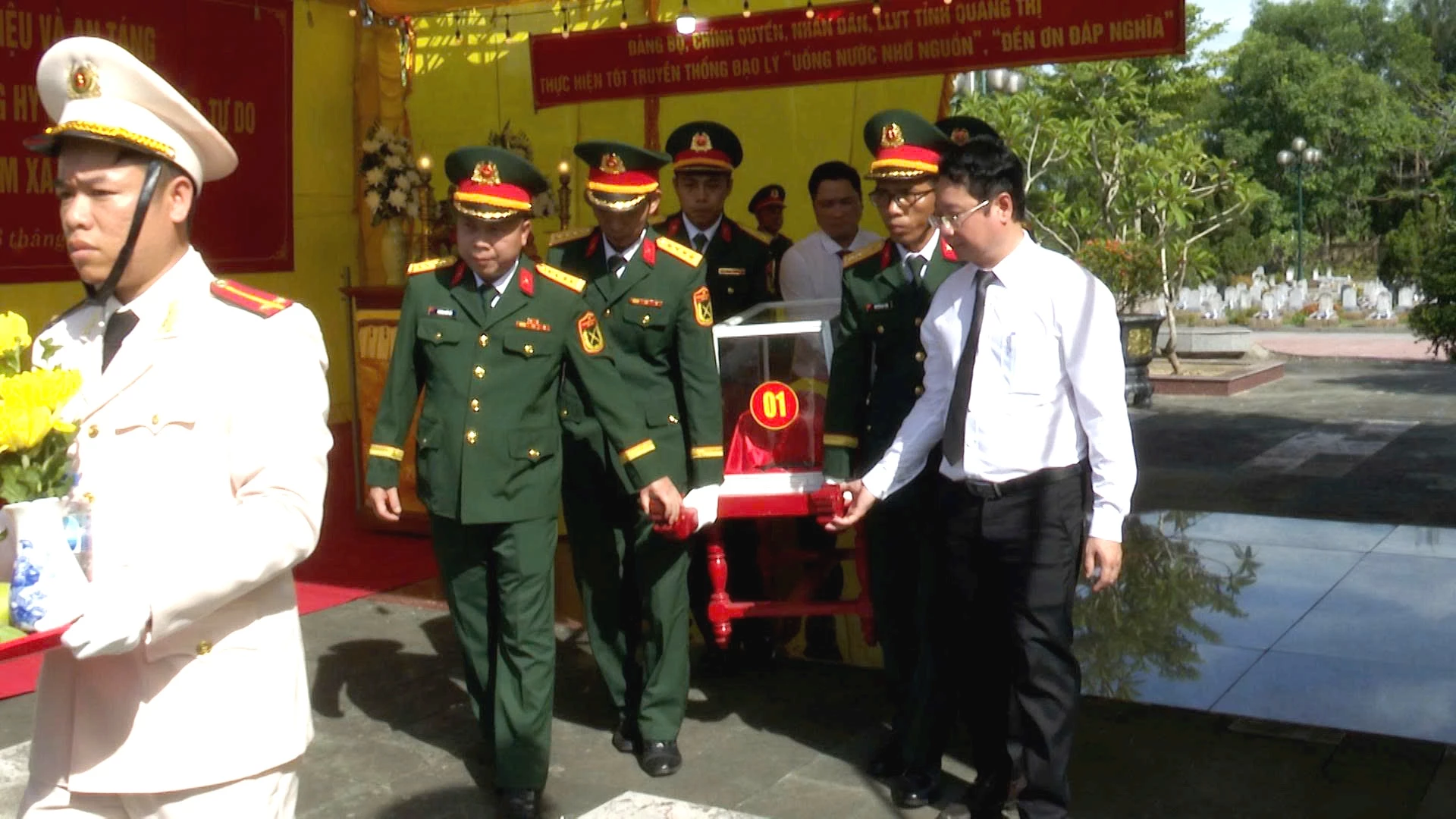 Các đại biểu đưa di hài liệt sĩ đến nơi an táng - Ảnh: Đ.V