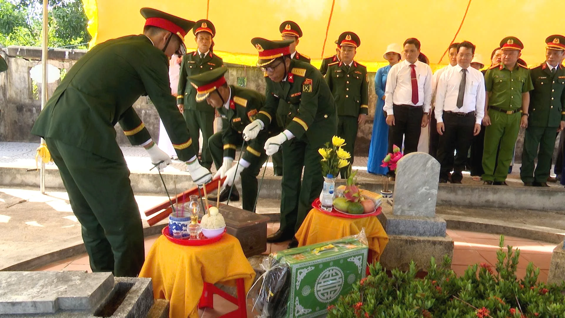 Thực hiện nghi thức an táng liệt sĩ tại Nghĩa trang liệt sĩ Hải Lăng - Ảnh: ĐV