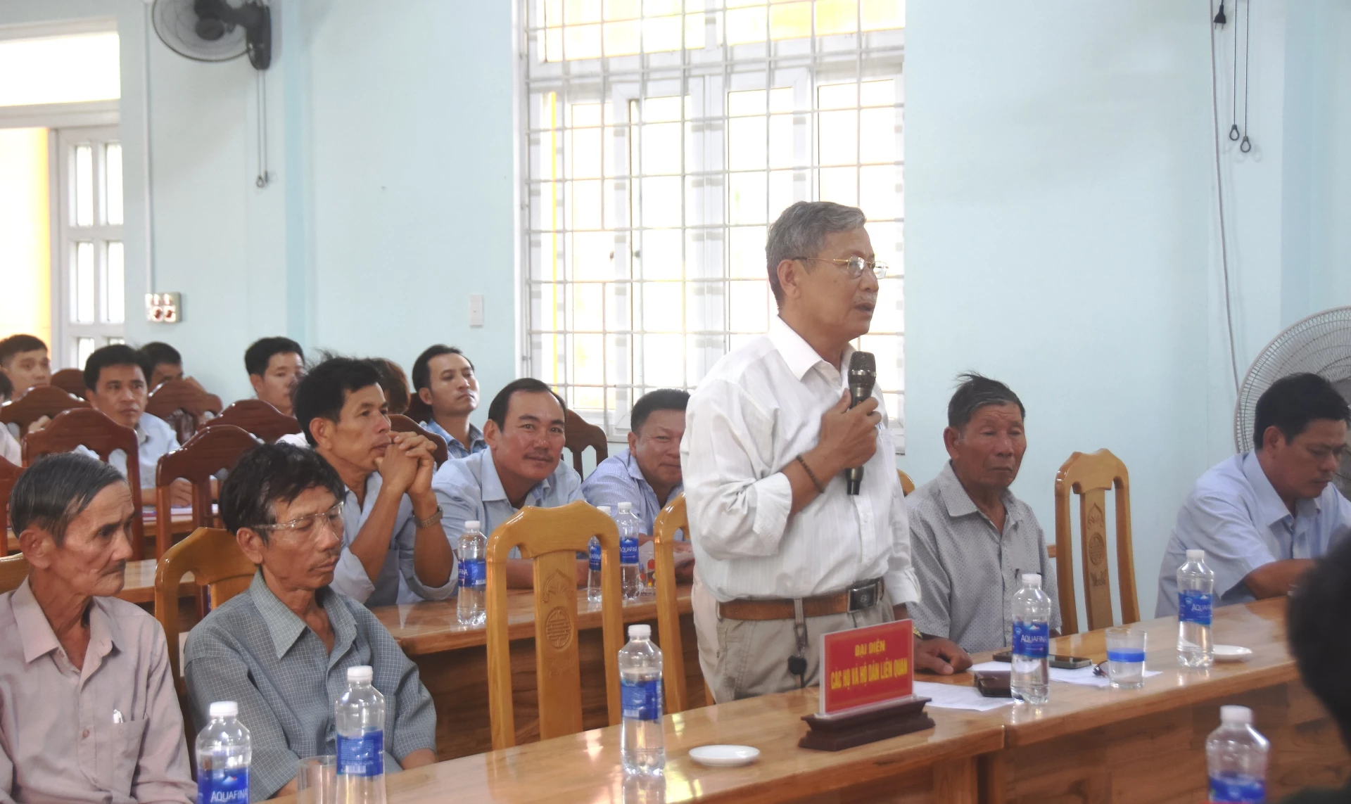 Người dân xã Nam Cửa Việt trình bày tâm tư, nguyện vọng tại buổi đối thoại - Ảnh: Đ.V