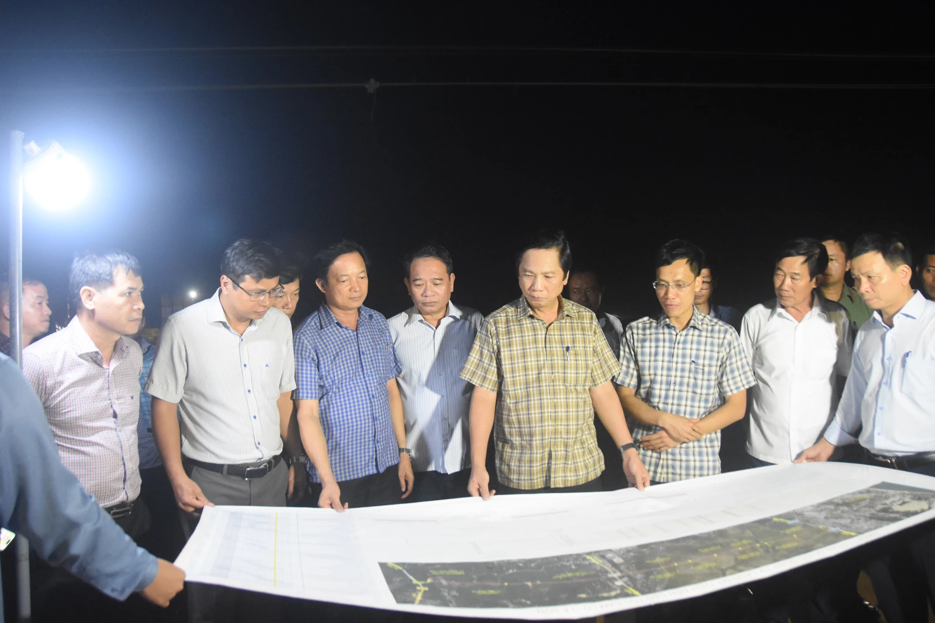 Đồng chí Phó Chủ tịch Thường trực UBND tỉnh kiểm tra tiến độ thực hiện dự án đầu tư xây dựng Quốc lộ 15D