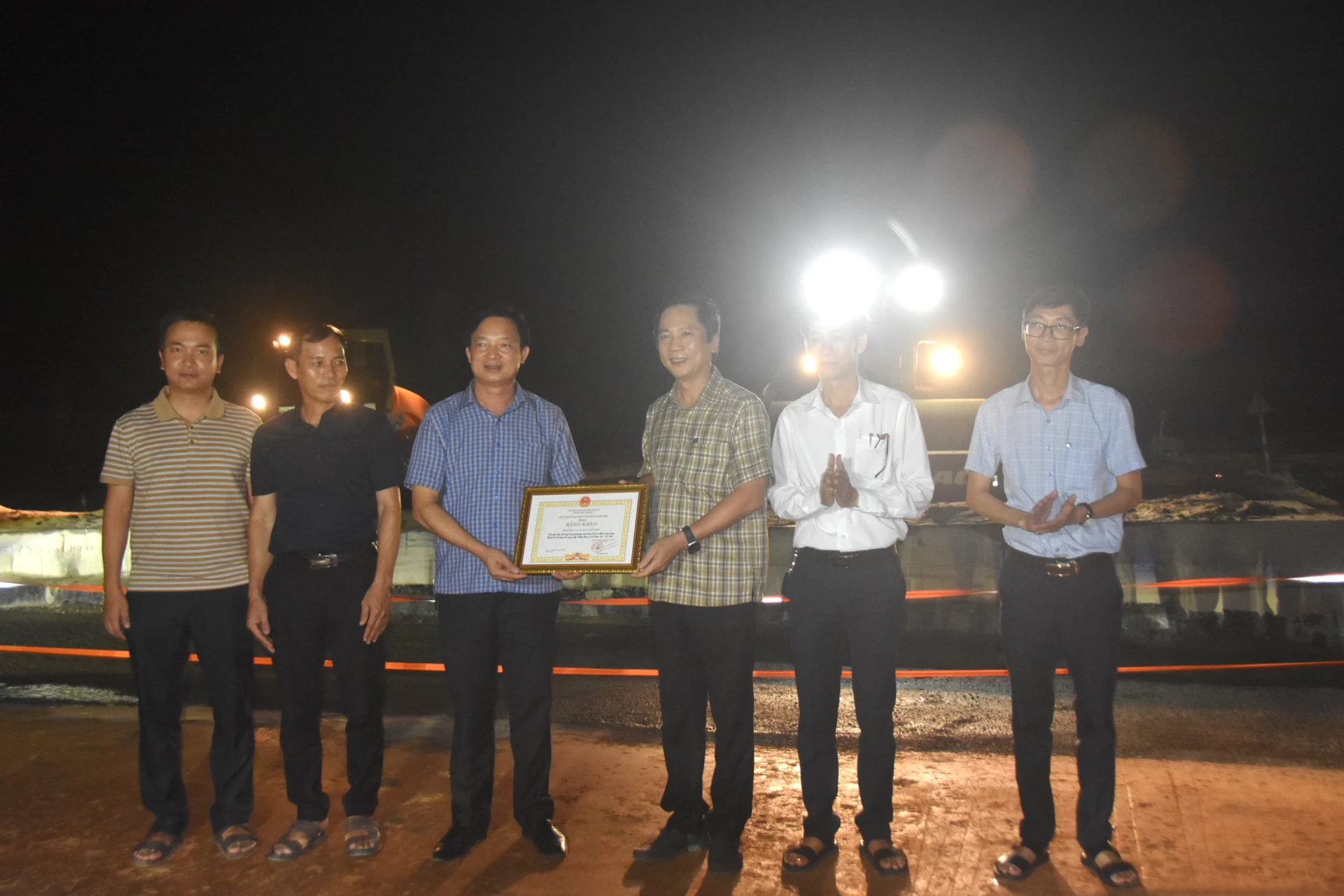 Trao tặng bằng khen của Chủ tịch UBND tỉnh cho xã Mỹ Thủy - Ảnh: Đ.V