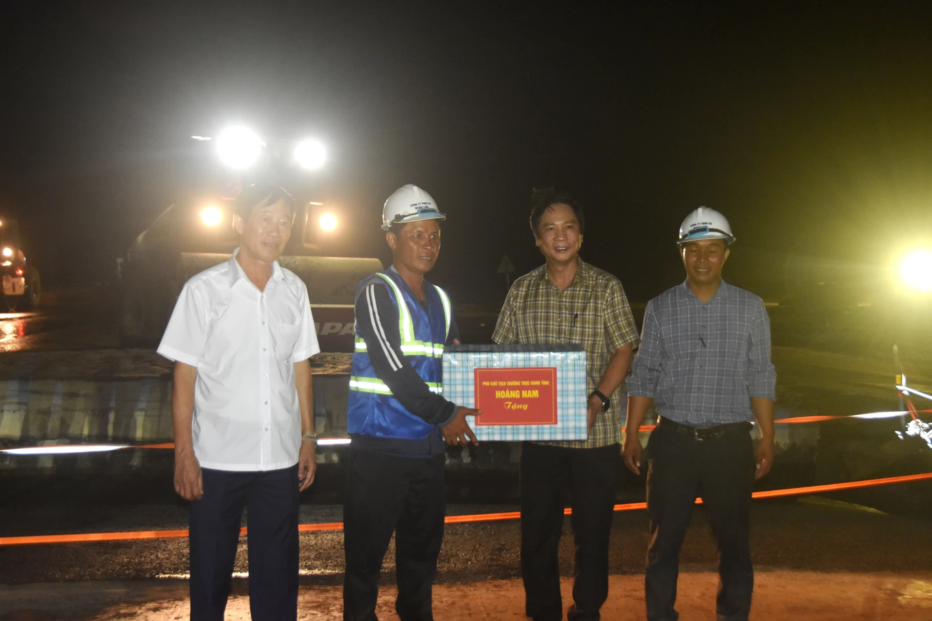 Trao tặng quà đơn vị thi công Quốc lộ 15D đi qua địa bàn xã Mỹ Thủy - Ảnh: Đ.V