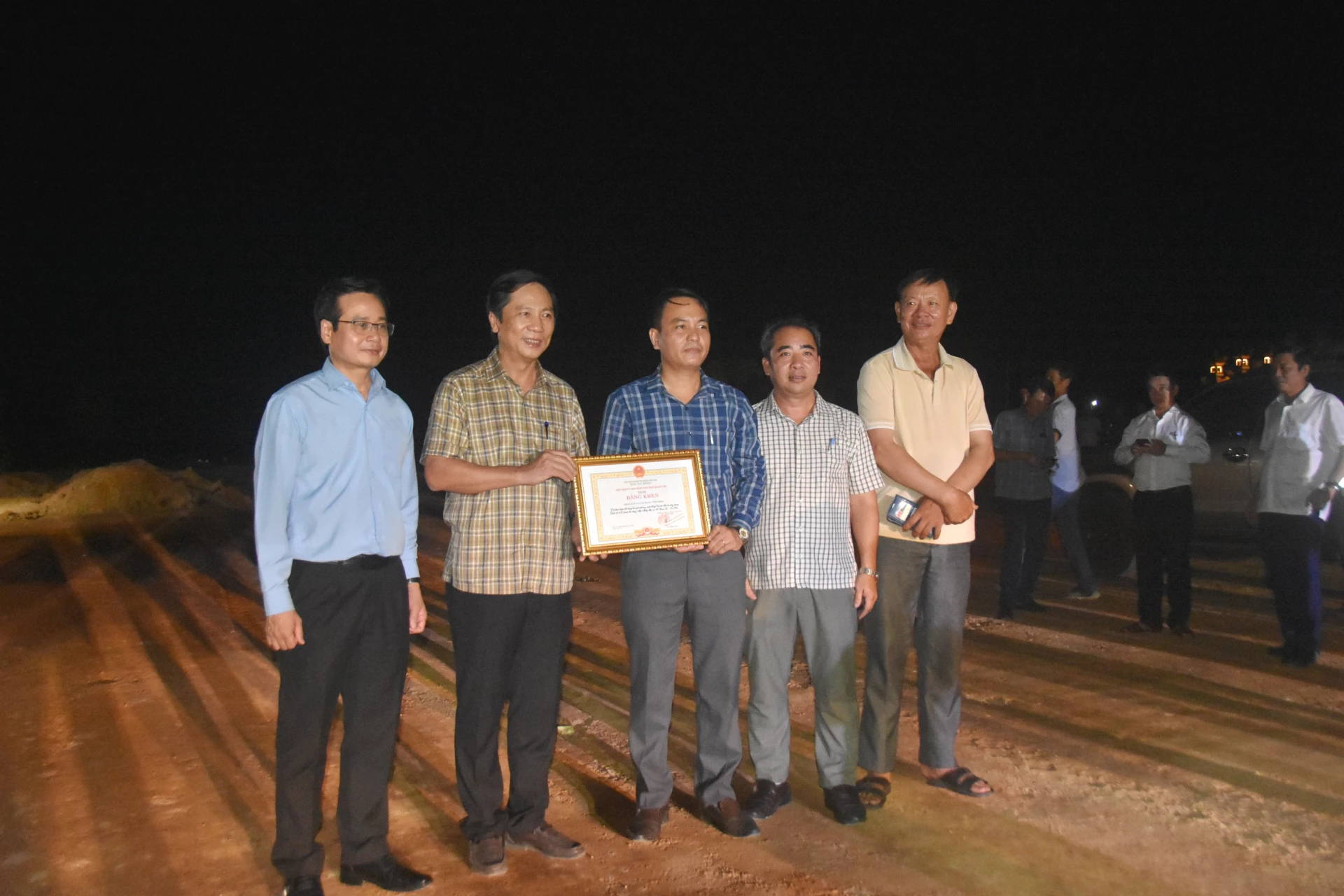 Trao tặng bằng khen của Chủ tịch UBND tỉnh cho xã Vĩnh Định - Ảnh: Đ.V