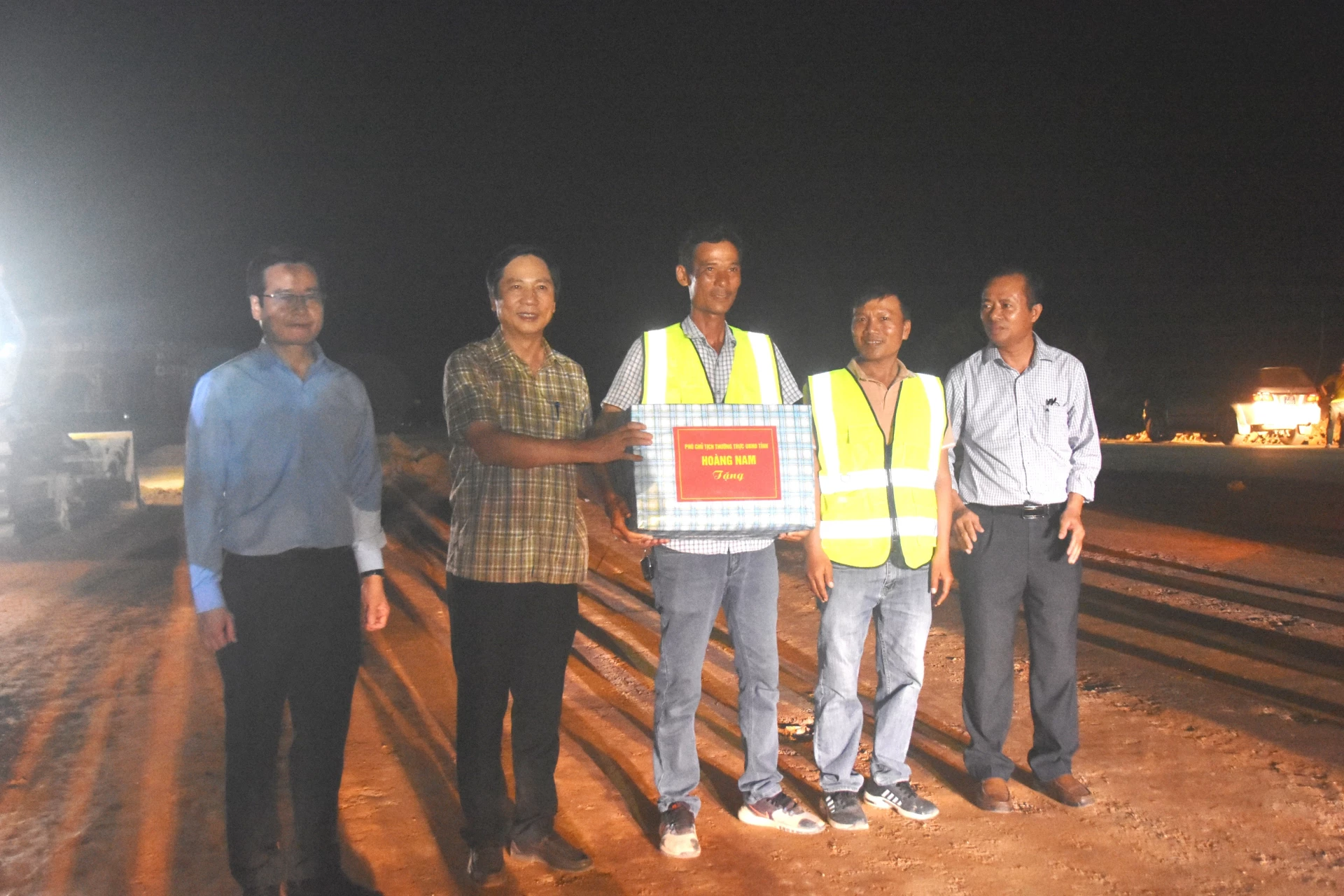 Trao tặng quà đơn vị thi công Quốc lộ 15D đi qua địa bàn xã Vĩnh Định - Ảnh: Đ.V