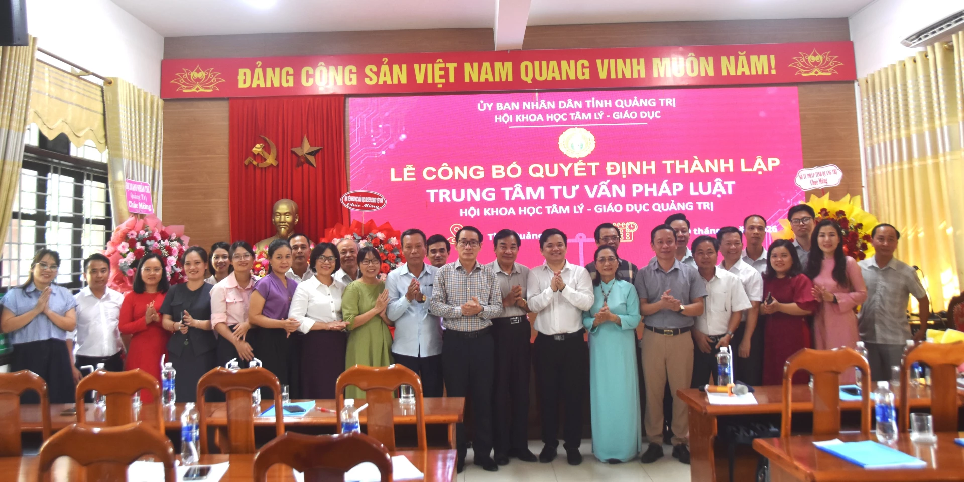 Các đại biểu chụp hình lưu niệm - Ảnh: Đ.V