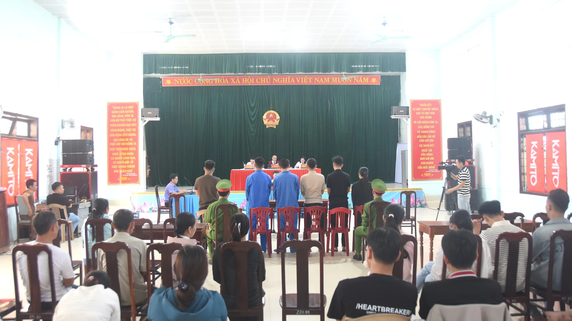 Phiên tòa xét xử lưu động tổ chức tại Nhà văn hóa khu phố 6, phường Nam Đông Hà thu hút khá đông người dân đến theo dõi - Ảnh: Đ.V

