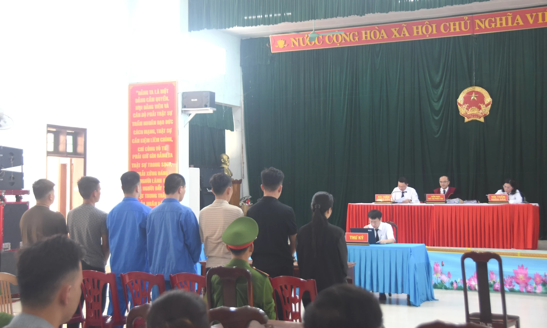 Các bị cáo nghe toàn tuyên án - Ảnh: Đ.V