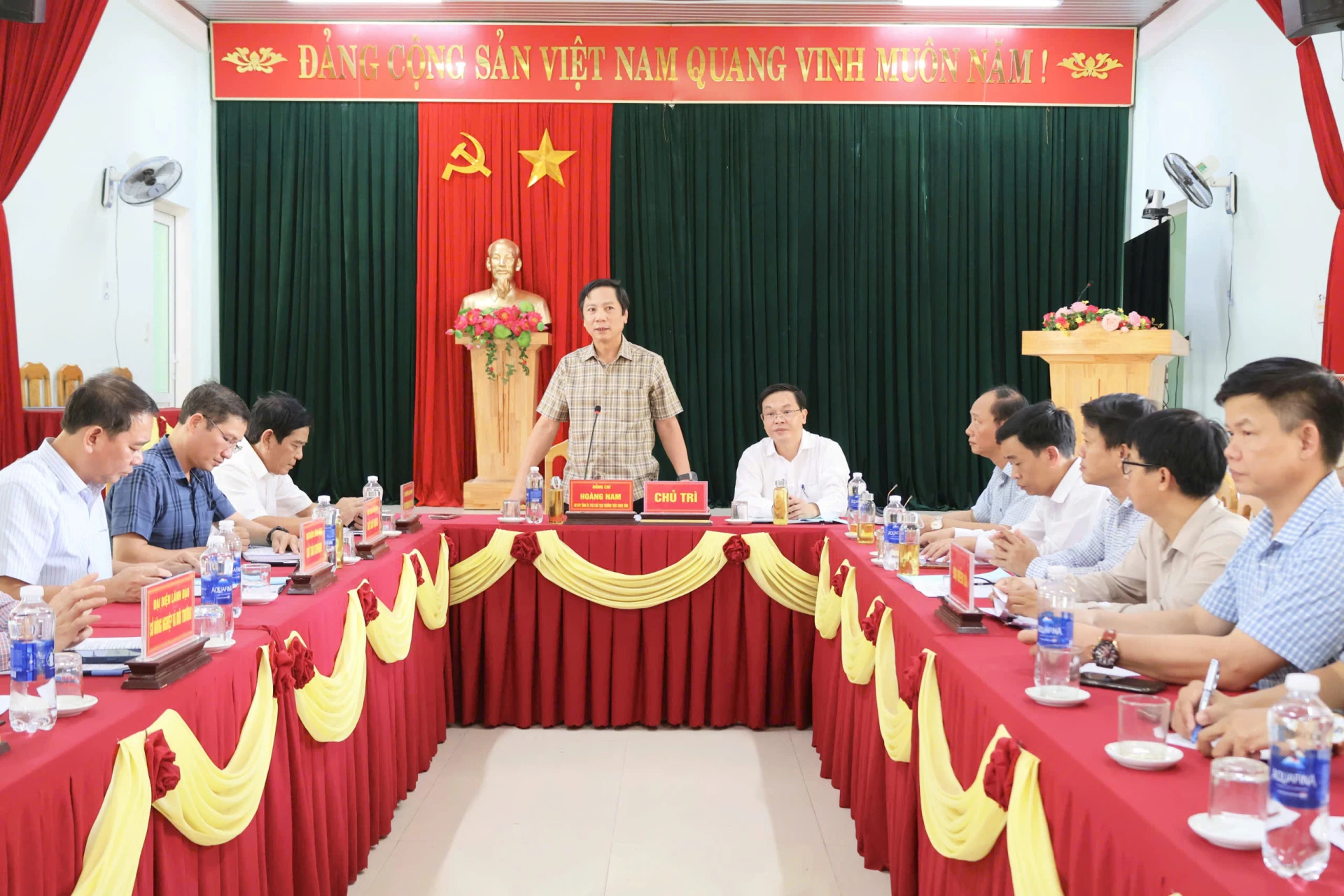 Đồng chí Hoàng Nam, Phó Chủ tịch Thường trực UBND tỉnh phát biểu tại buổi đối thoại - Ảnh: Đ.V