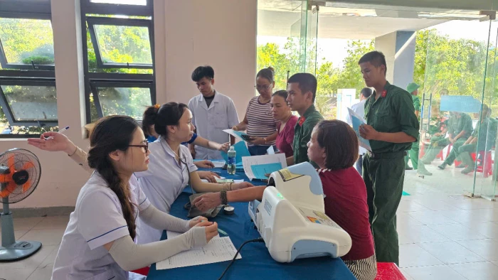 Khám, cấp phát thuốc miễn phí cho người dân đặc khu Cồn Cỏ