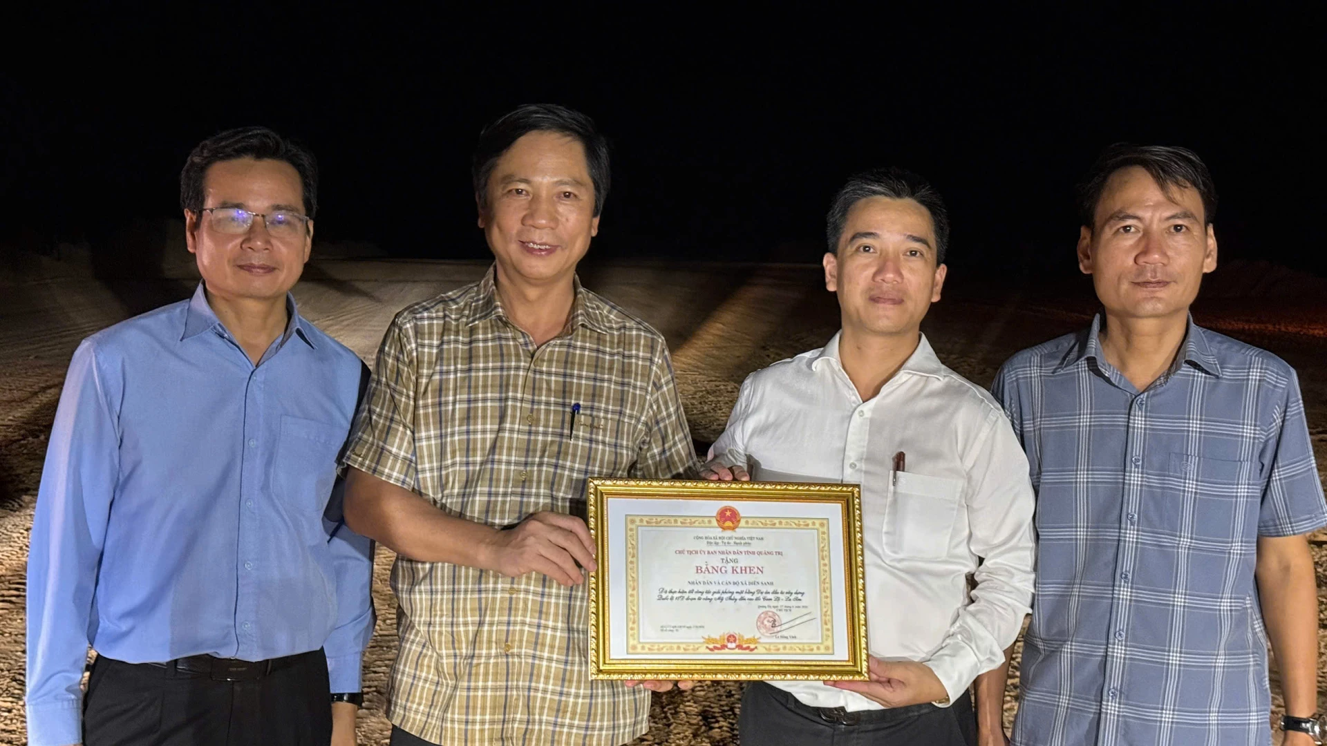 Trao tặng bằng khen của Chủ tịch UBND tỉnh cho xã Diên Sanh - Ảnh: Đ.V