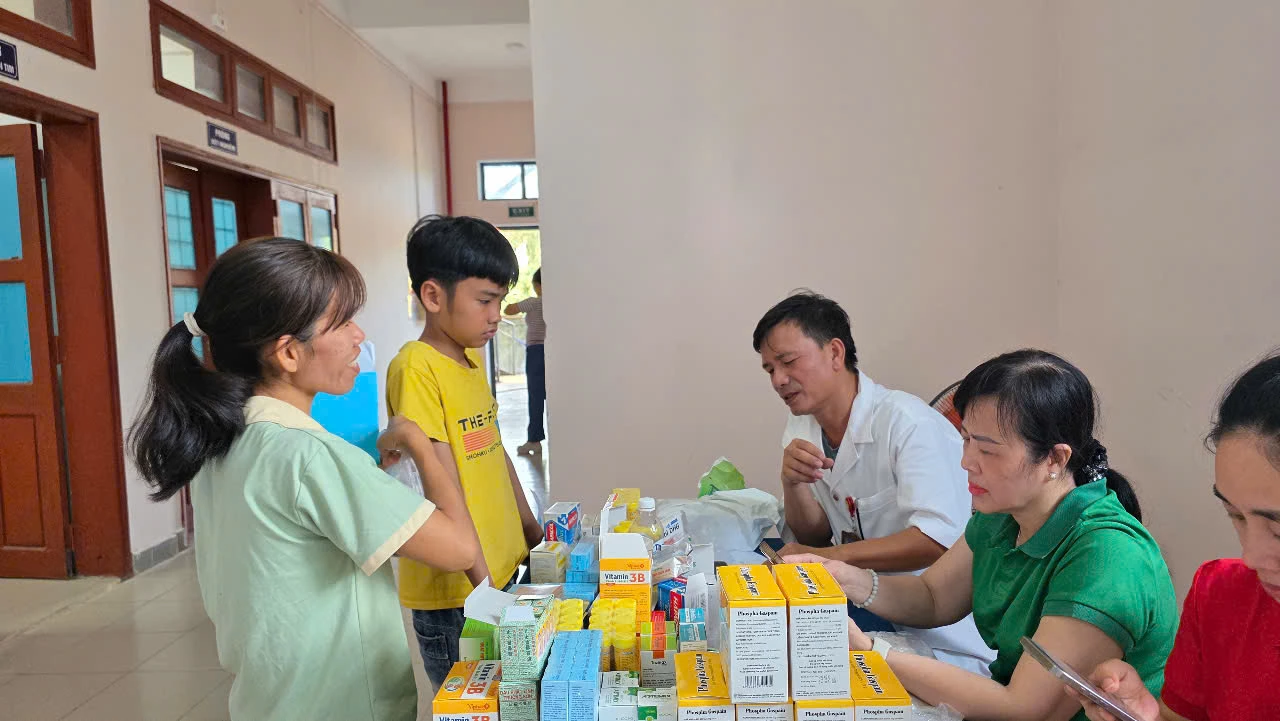 Cấp phát thuốc miễn phí cho người dân đặc khu Cồn Cỏ - Ảnh: ĐV