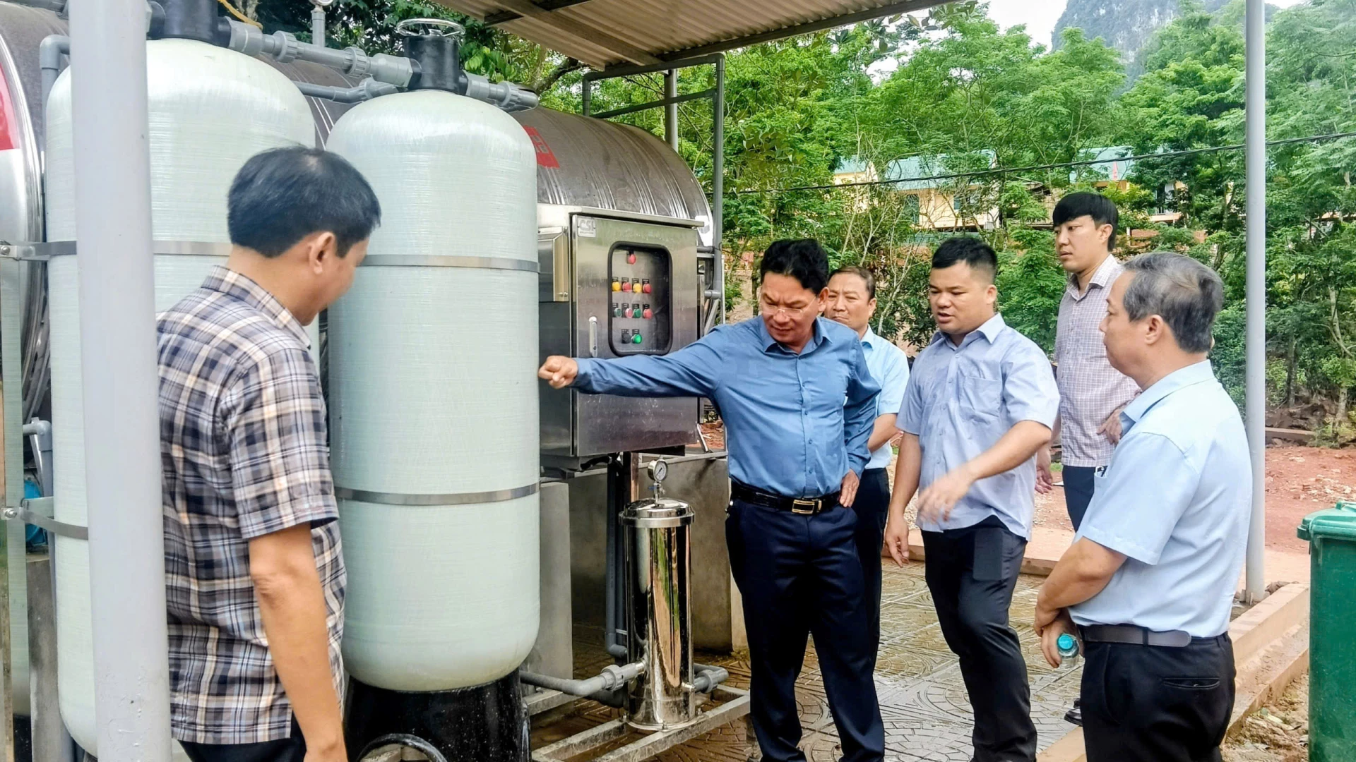 Đoàn công tác thăm công trình cấp nước sinh hoạt do công ty SAWACO tài trợ
tại Bản Khe Rung, xã Thượng Trạch.