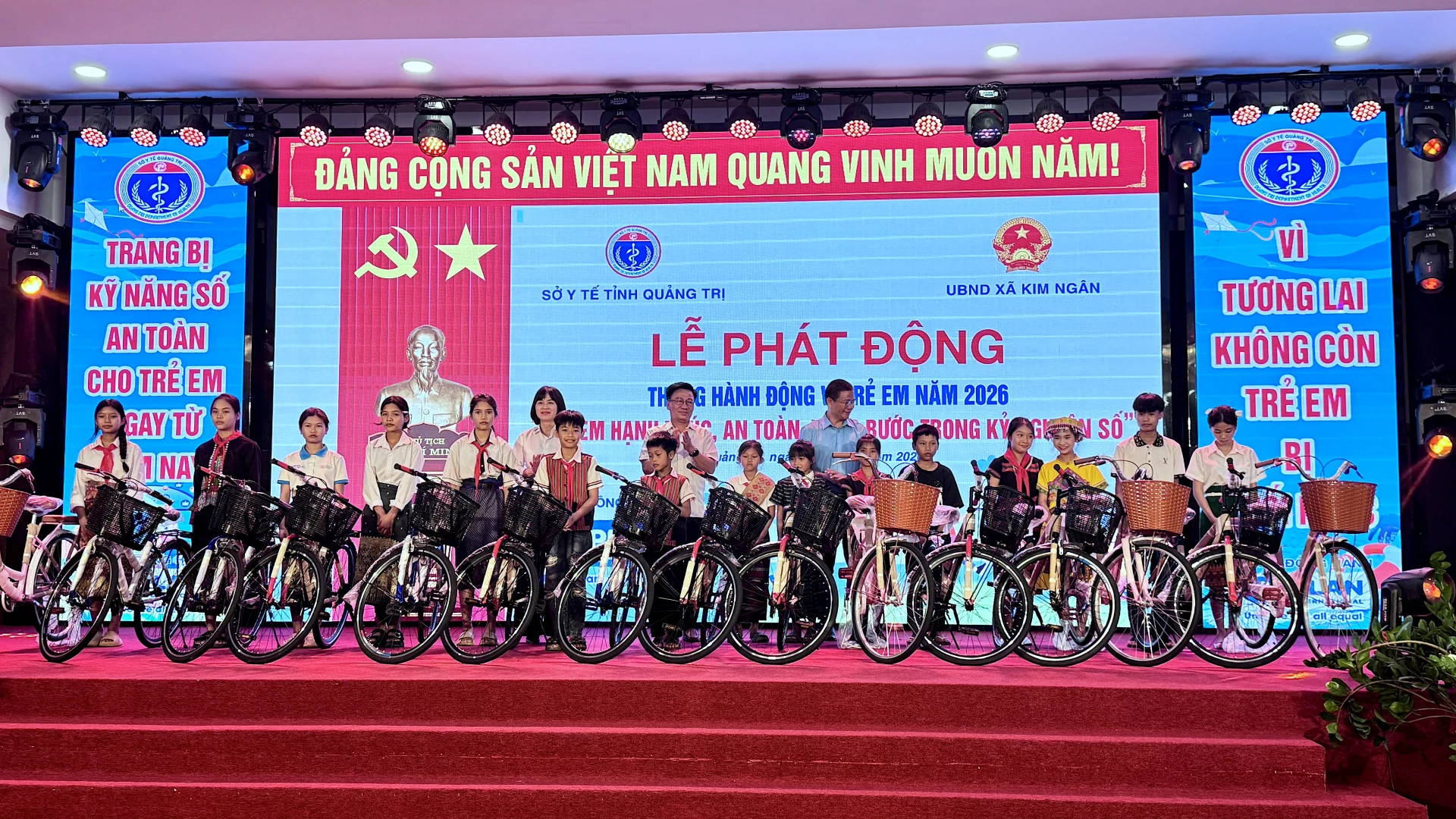 Đồng chí Đào Mạnh Hùng, Phó CT Thường trực UBMTTQVN tỉnh trao quà cho các em học sinh tại lễ phát động- Ảnh: Q.N