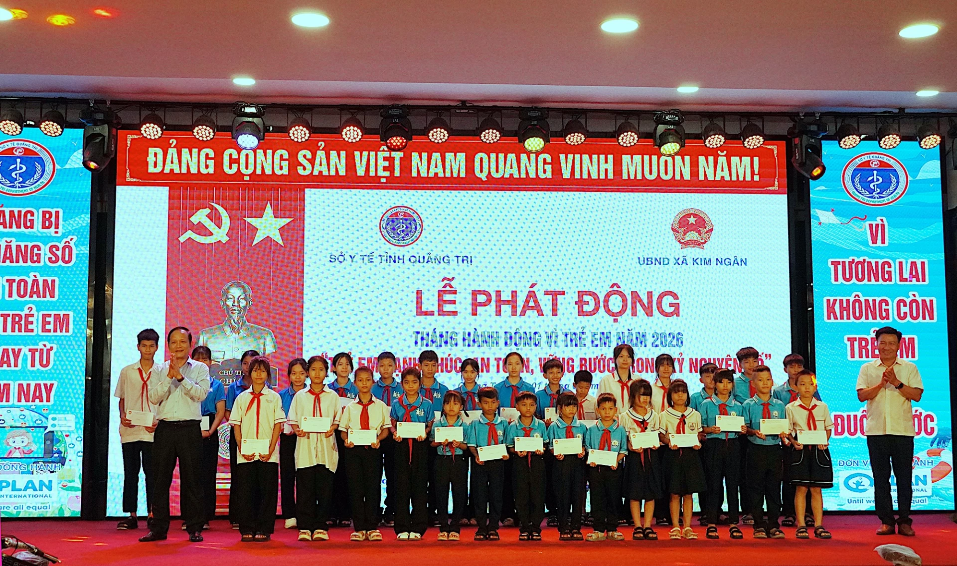 Đồng chí Đào Mạnh Hùng, Phó CT Thường trực UBMTTQVN tỉnh trao quà cho các em học sinh tại lễ phát động- Ảnh: Q.N