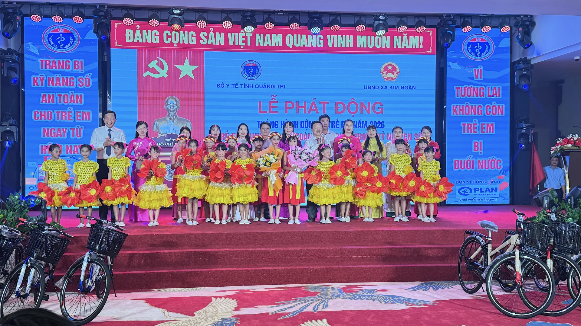 Ban Tổ chức tặng hoa chúc mừng các tiết mục văn nghệ của các em học sinh tại lễ phát động - Ảnh: Q.N.