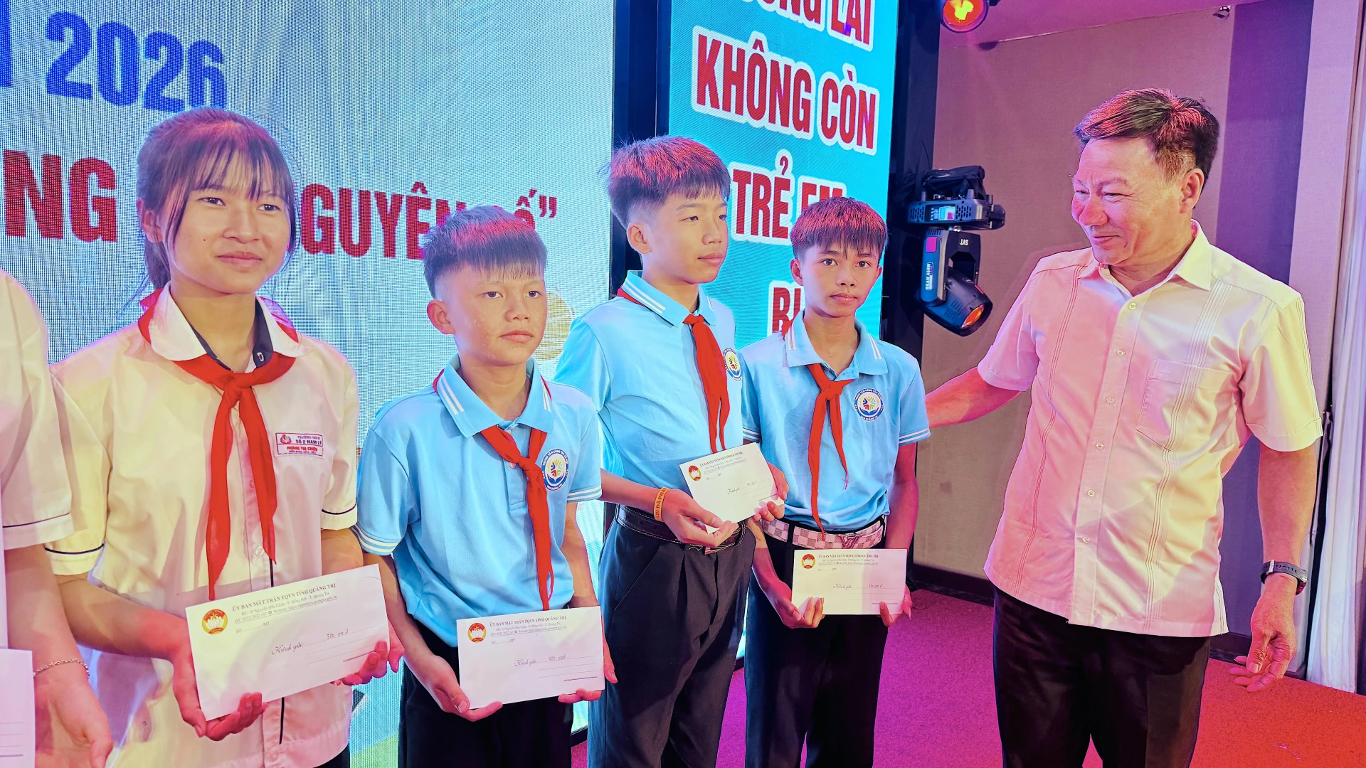 Đồng chí Đào Mạnh Hùng, Phó CT Thường trực UBMTTQVN tỉnh trao quà cho các em học sinh tại lễ phát động- Ảnh: Q.N