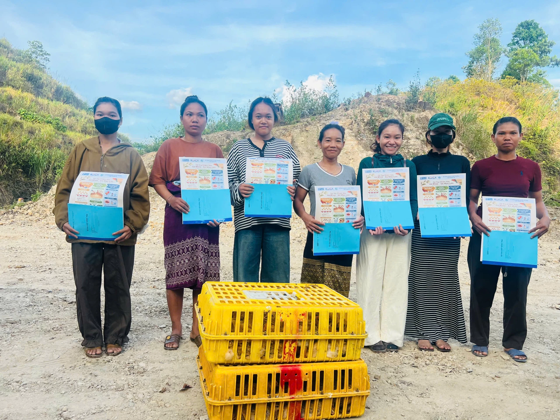 Ban Quản lý Dự án thuộc Sở Nông nghiệp và Môi trường tỉnh Quảng Trị phối hợp với Văn phòng Plan Quảng Trị trao gà Ri lai cho các hộ gia đình ở xã Dân Hóa - Ảnh: Quang Ngọc.