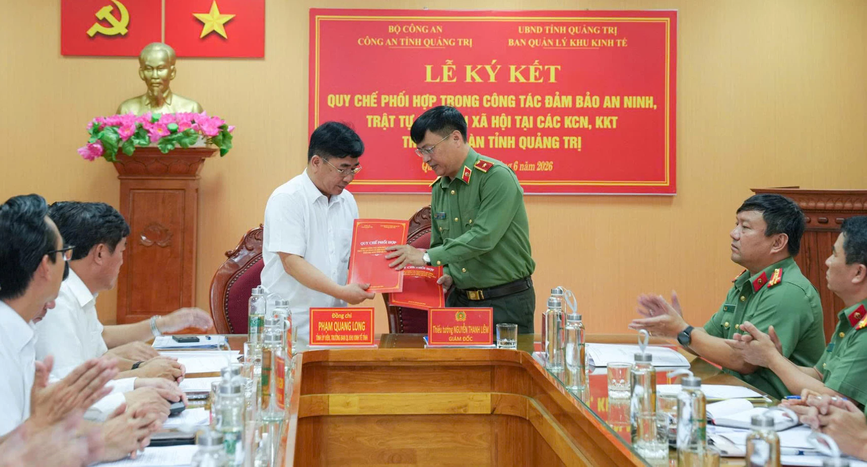 Đại diện lãnh đạo Công an tỉnh và Ban Quản lý Khu kinh tế tỉnh ký kết quy chế phối hợp - Ảnh: Thùy Trang