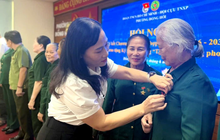 Trao tặng Kỷ niệm chương Thanh niên xung phong