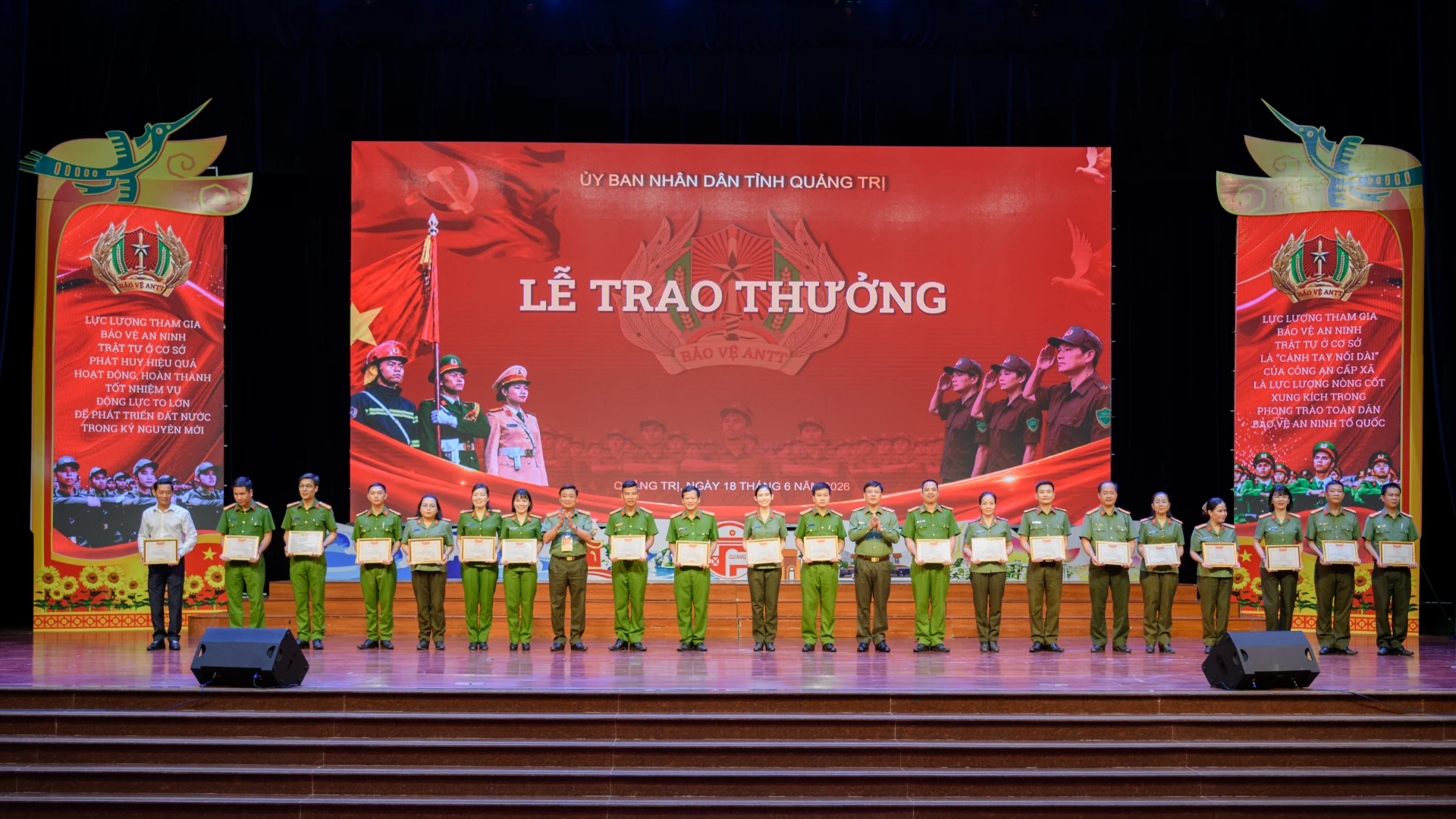 Giám đốc Công an tỉnh trao giấy khen cho tập thể, cá nhân có thành tích xuất sắc trong tổ chức hội thi - Ảnh: K.H
