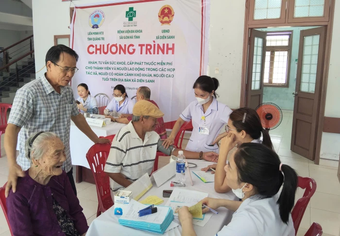 Khám bệnh, cấp thuốc miễn phí cho hơn 200 thành viên hợp tác xã, người có hoàn cảnh khó khăn