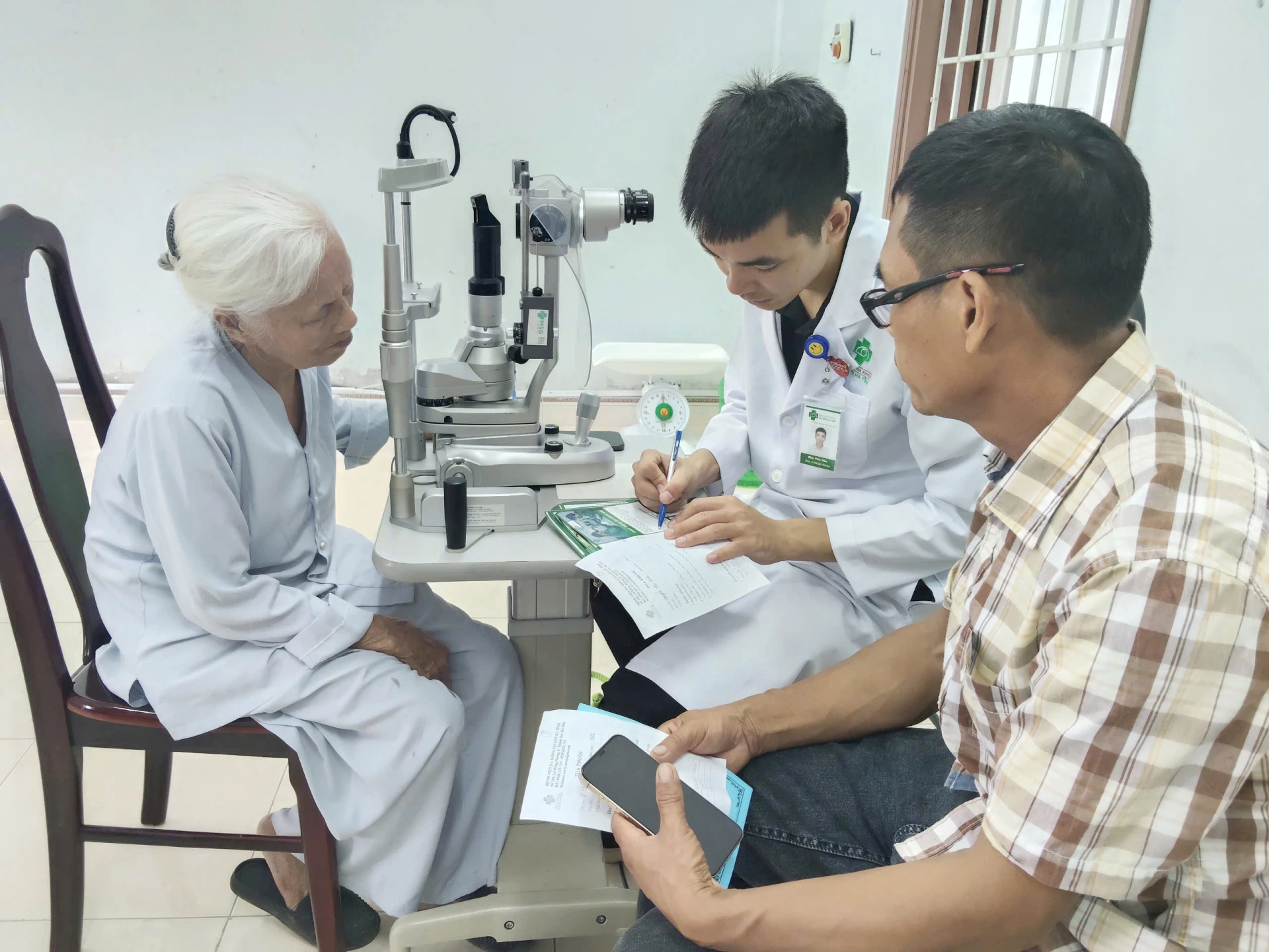 Đội ngũ y, bác sĩ Bệnh viên Đa khoa Sài Gòn Hà Tĩnh khám, tư vấn sức khỏe cho người cao tuổi ở xã Diên Sanh - Ảnh: P.V
