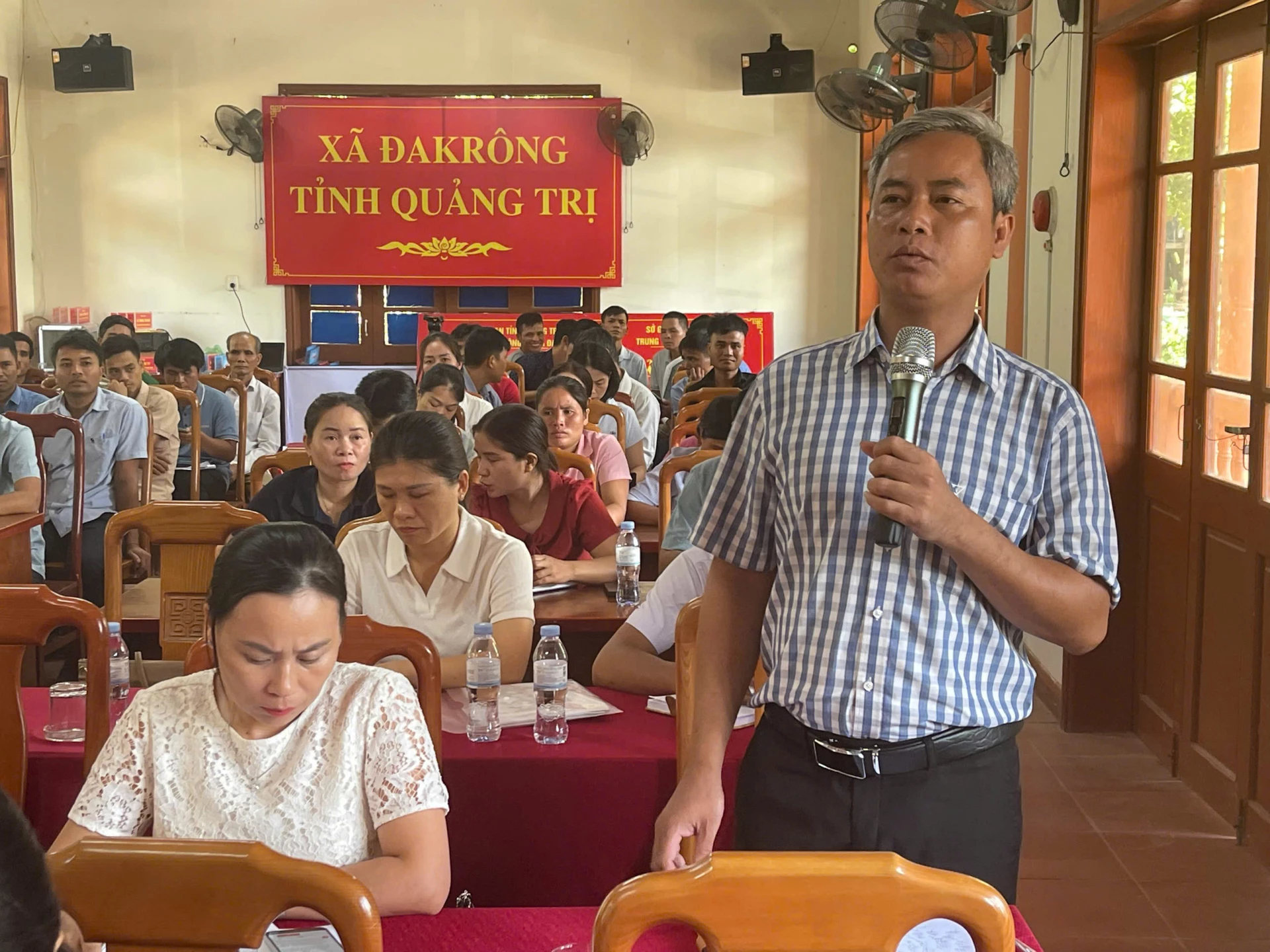 Cử tri phát biểu ý kiến tại buổi tiếp xúc - Ảnh: H.H