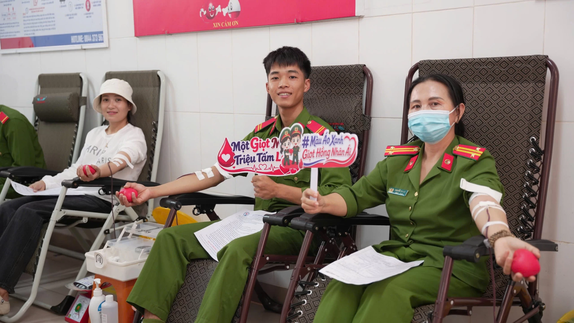 Các đoàn viên tham gia hiến máu tình nguyện