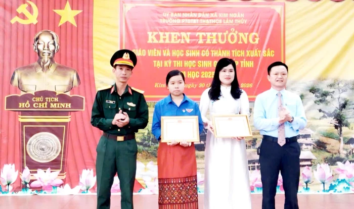 Những đóa hoa dâng Bác
