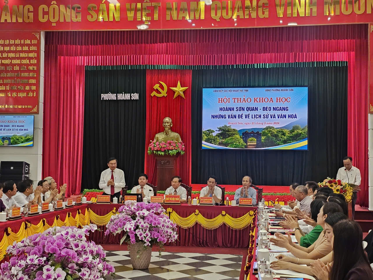 Quang cảnh hội thảo khoa học “Hoành Sơn quan-đèo Ngang, những vấn đề lịch sử và văn hóa” -Ảnh: Q.N