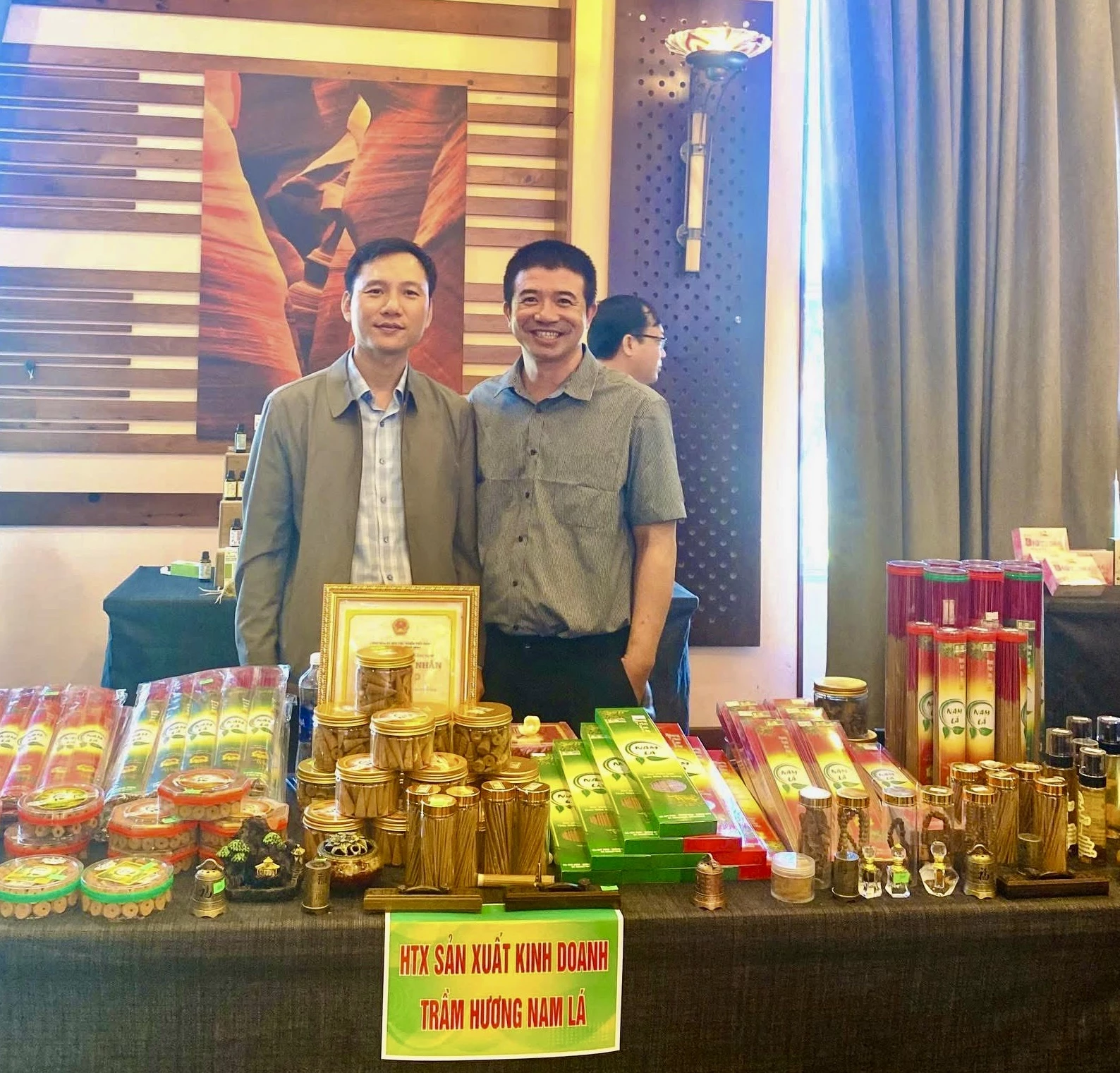 Hợp tác xã Sản xuất kinh doanh trầm hương Nam Lá tham gia hội nghị kết nối sản phẩm - Ảnh M.H 