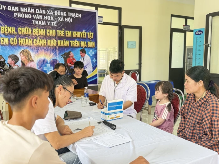 Tổ chức khám sức khỏe cho trẻ em có hoàn cảnh khó khăn