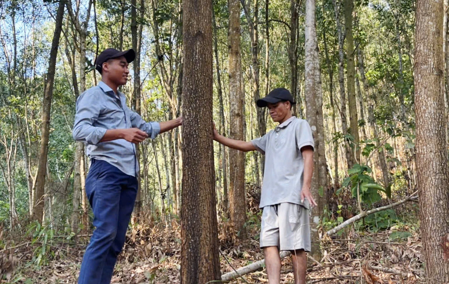 Anh Hồ Văn Tang (bên trái) chia sẻ kinh nghiệm trồng tràm với người dân trên địa bàn thôn Xi Pa - Ảnh: K.S