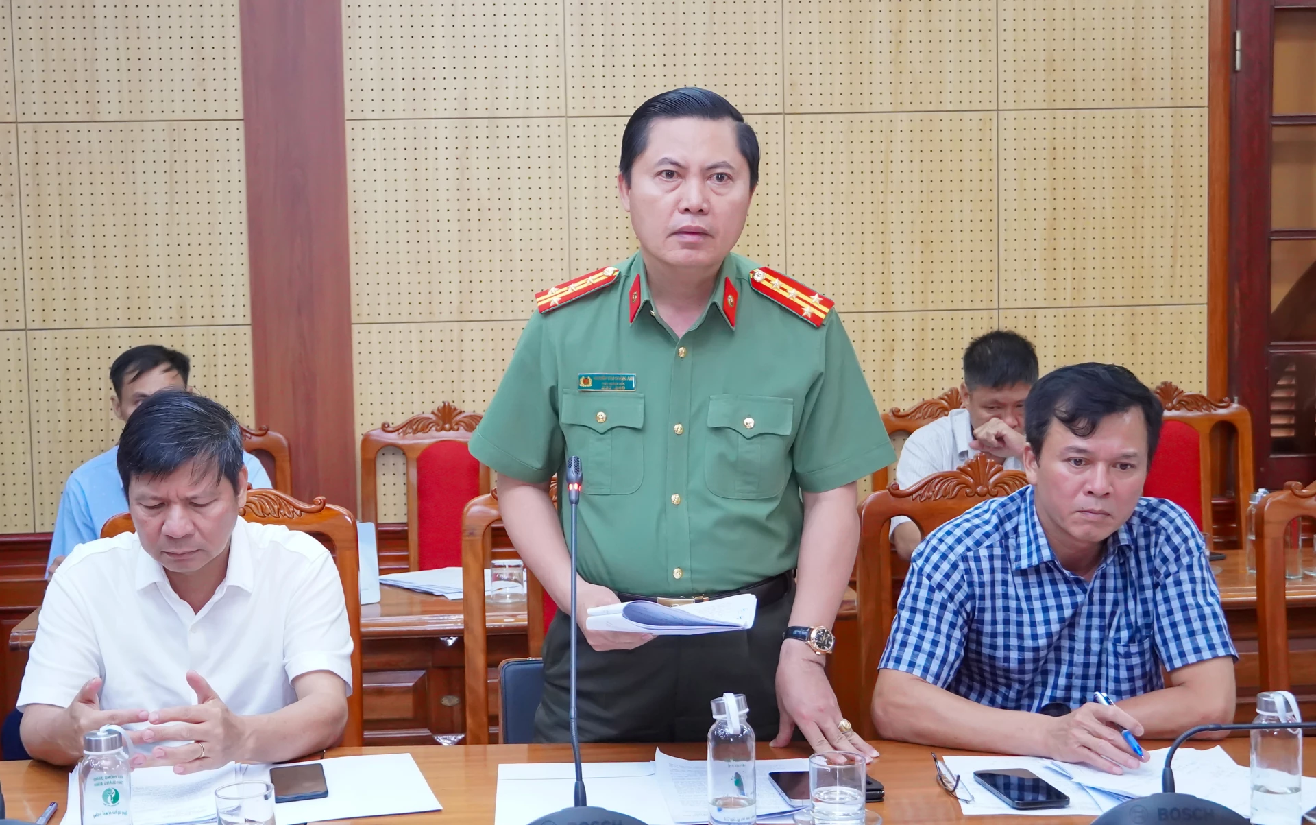 Đại biểu thảo luận tại cuộc họp - Ảnh: N.H