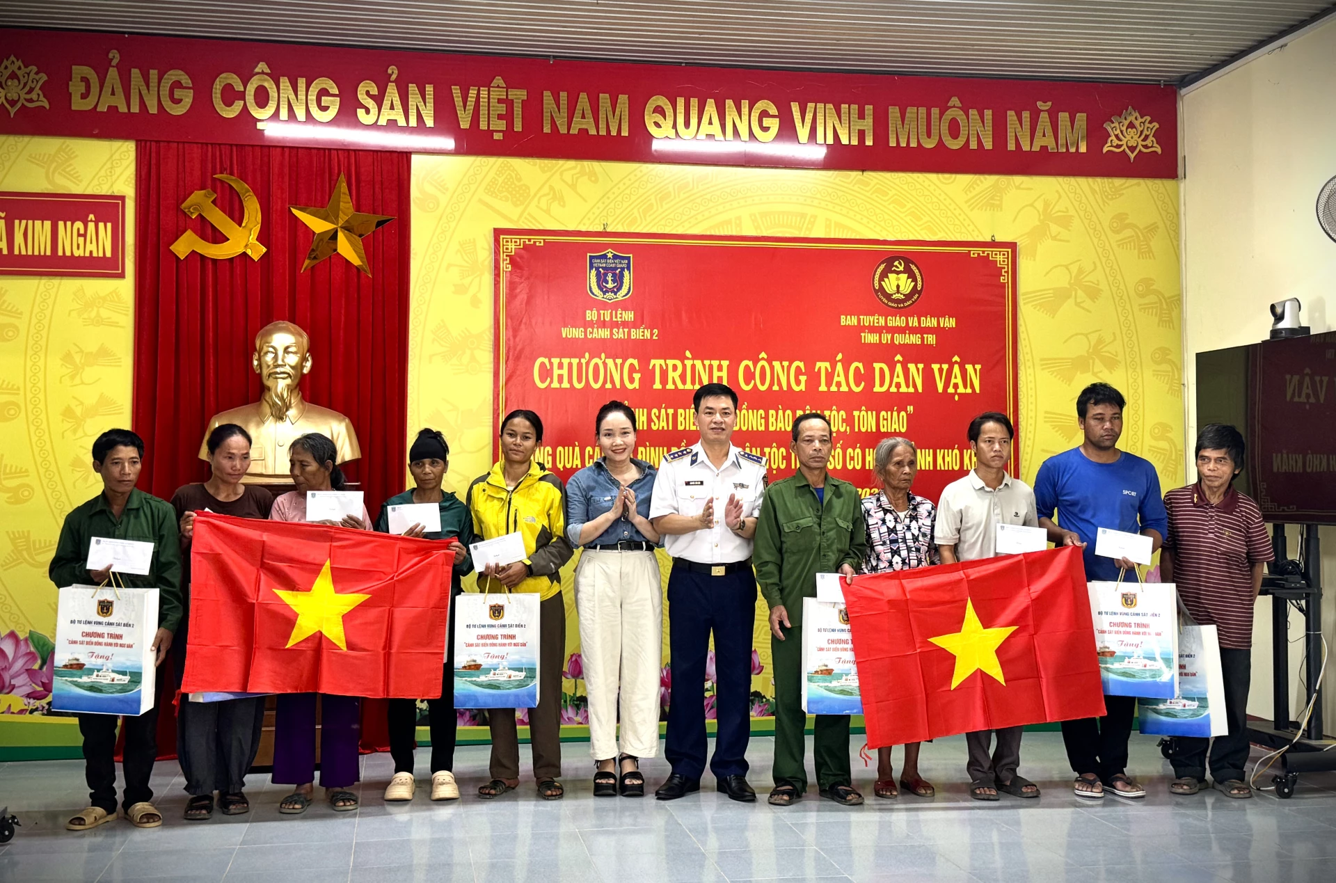 Bộ Tư lệnh vùng Cảnh sát biển 2 trao tặng đồng bào xã Kim Ngân 50 suất quà ý nghĩa- Ảnh: Mai Linh