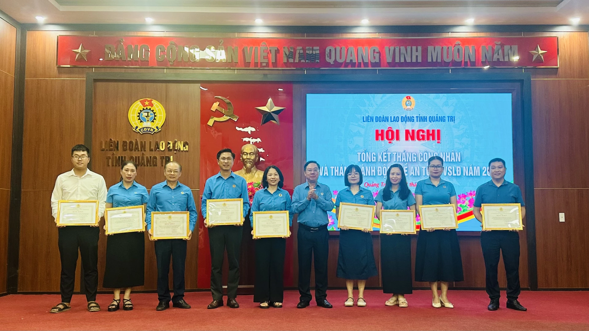 Các tập thể có thành tích xuất sắc trong triển khai các hoạt động Tháng Công nhân và Tháng hành động về an toàn, vệ sinh lao động năm 2026  được nhận Bằng khen của Ban Thường vụ Liên đoàn Lao động tỉnh - Ảnh: B.N