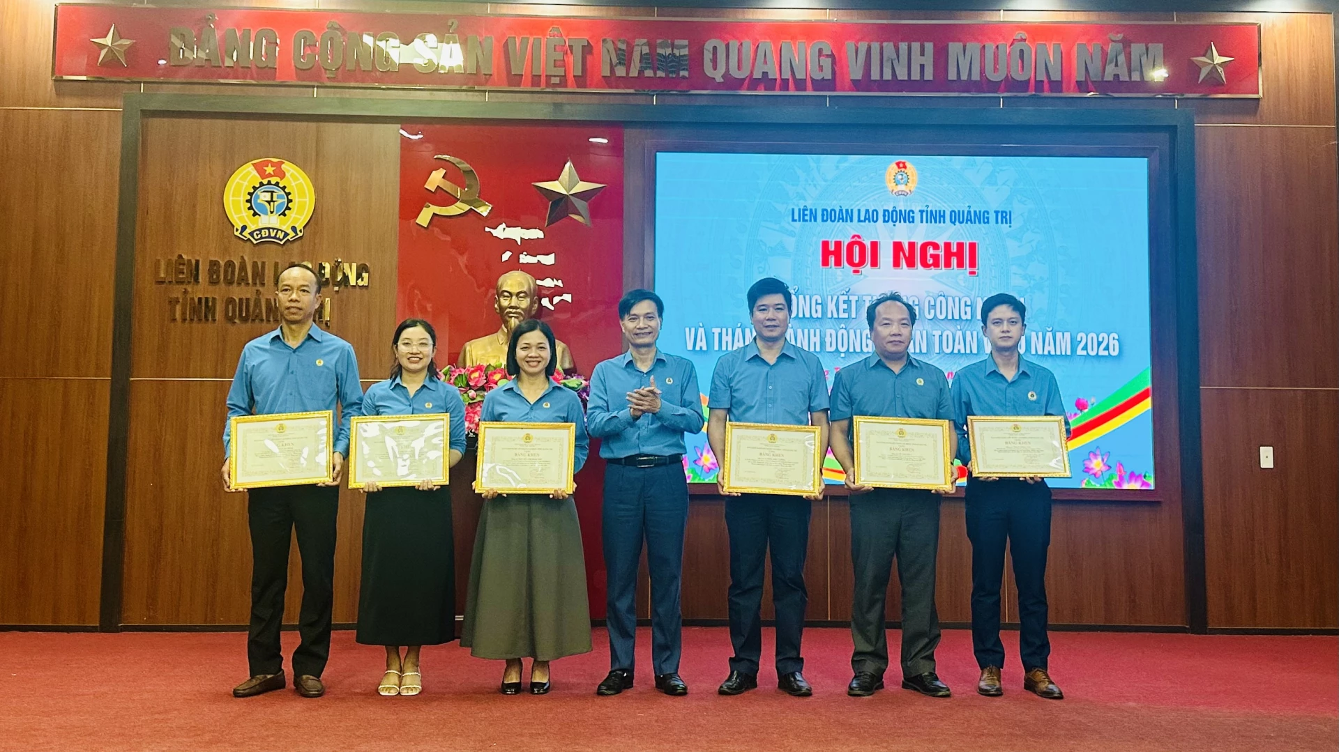 Các cá nhân có thành tích xuất sắc trong triển khai các hoạt động Tháng Công nhân và Tháng hành động về an toàn, vệ sinh lao động năm 2026 nhận Bằng khen của Ban Thường vụ Liên đoàn Lao động tỉnh - Ảnh: B.N
 
