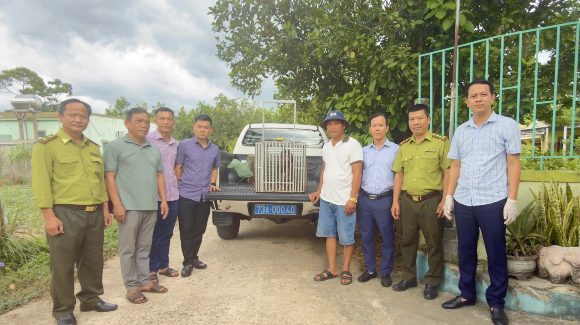 UBND phường Đồng Sơn phối hợp với các cơ quan chức năng tiếp nhận và bàn giao một cá thể Khỉ mặt đỏ cho Trung tâm Cứu hộ, Bảo tồn và Phát triển sinh vật thuộc Vườn quốc gia Phong Nha - Kẻ Bàng - Ảnh: B.N