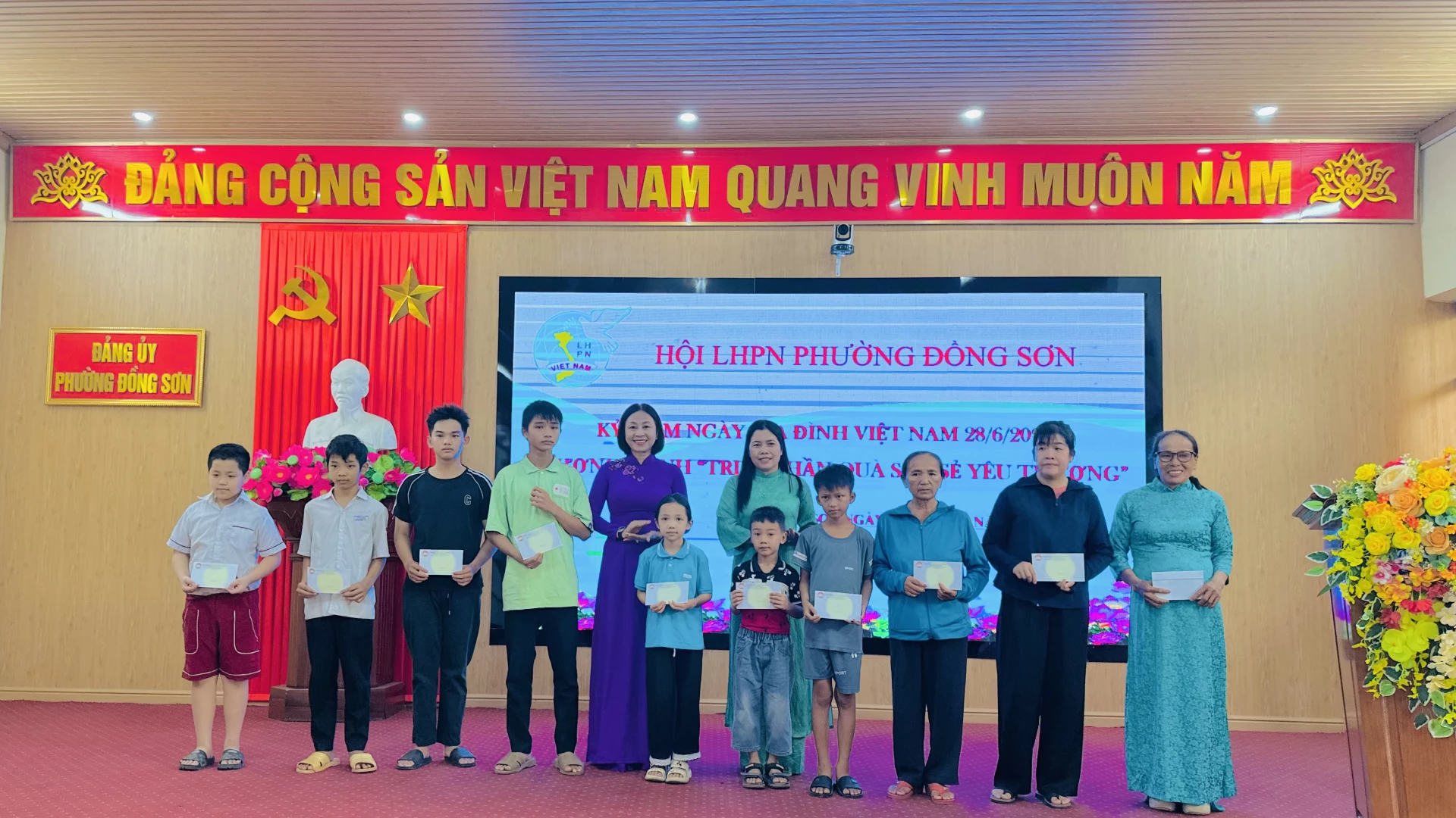 Lãnh đạo phường Đồng Sơn cùng Ủy ban MTTQ Việt Nam phường trao quà cho trẻ em có hoàn cảnh khó khăn - Ảnh: B.N

