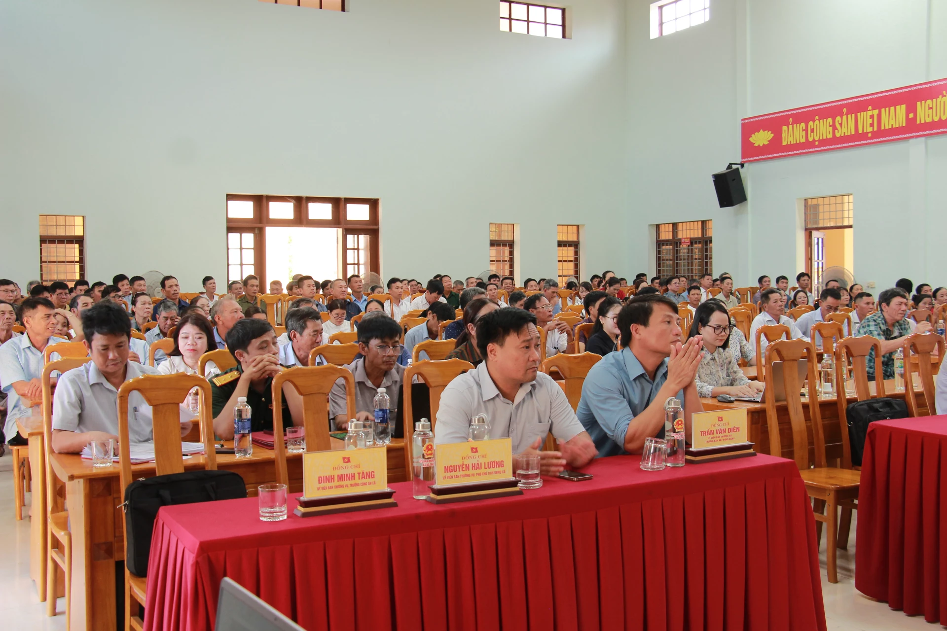 Đông đảo cử tri xã Bố Trạch tham dự buổi tiếp xúc - Ảnh: H.N