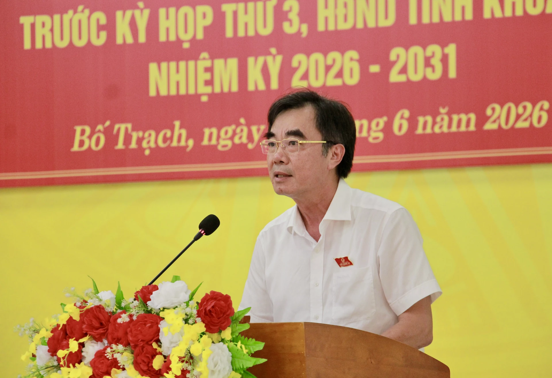 Ông Nguyễn Lương Bình, Ủy viên Ban Thường vụ Tỉnh ủy, Trưởng Ban Tổ chức Tỉnh ủy phát biểu tại buổi tiếp xúc cử tri - Ảnh: H.N
