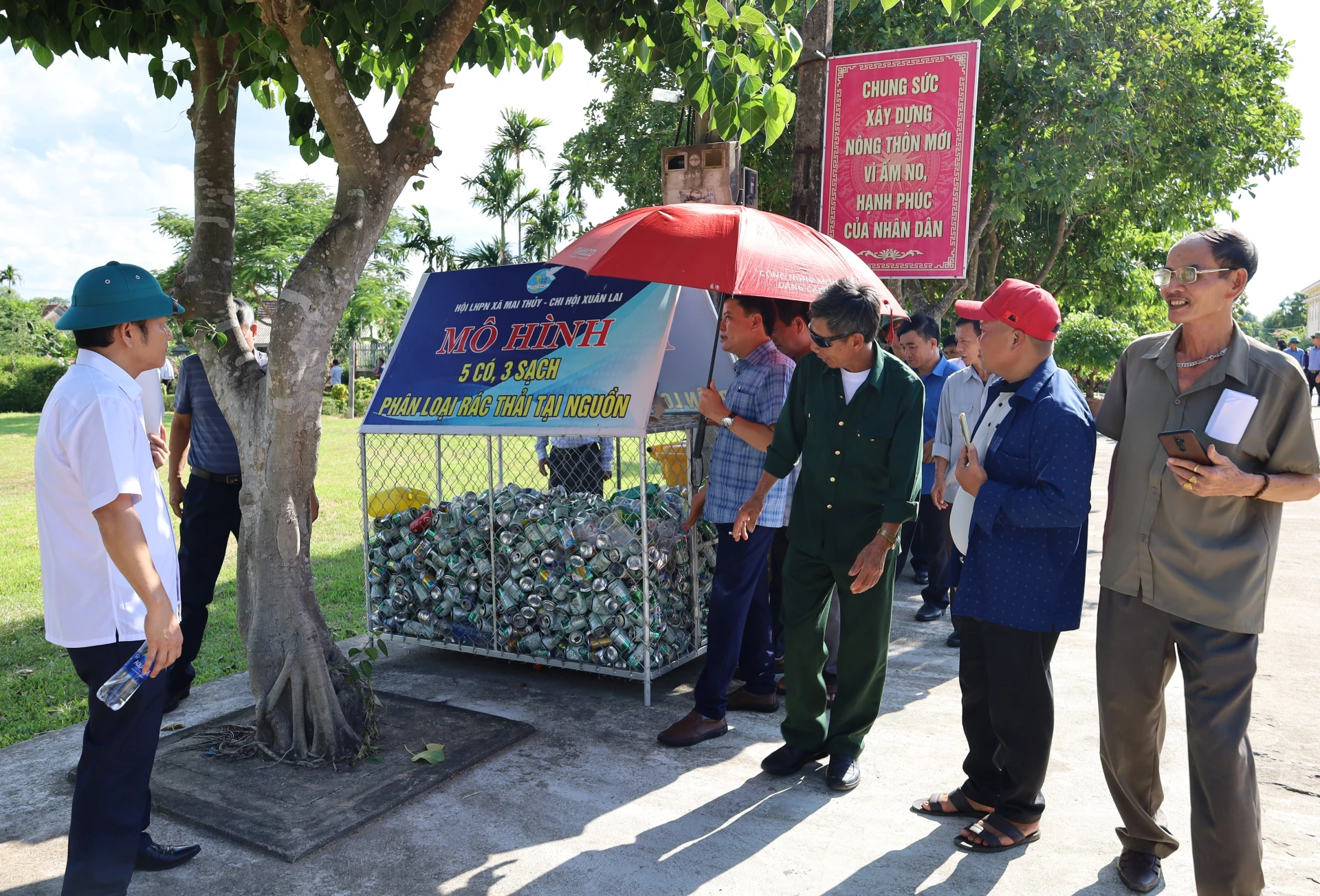 Ủy ban MTTQVN xã Lệ Thủy và các tổ chức thành viên duy trì, nhân rộng hiệu quả mô hình phân loại rác thải, giữ gìn vệ sinh môi trường - Ảnh: N.T.H