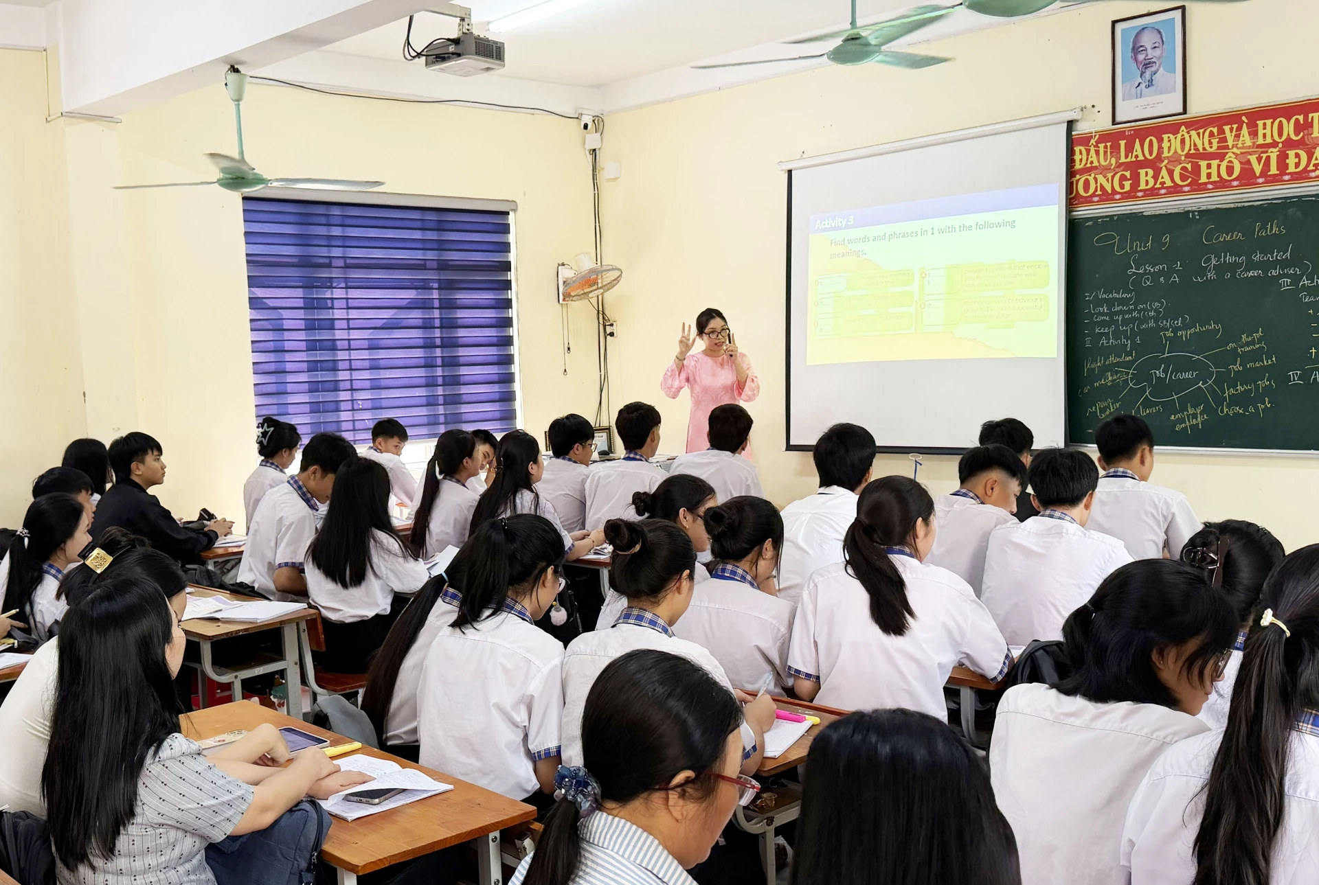 Các trường học tăng cường ôn tập cho học sinh - Ảnh: Nh.V